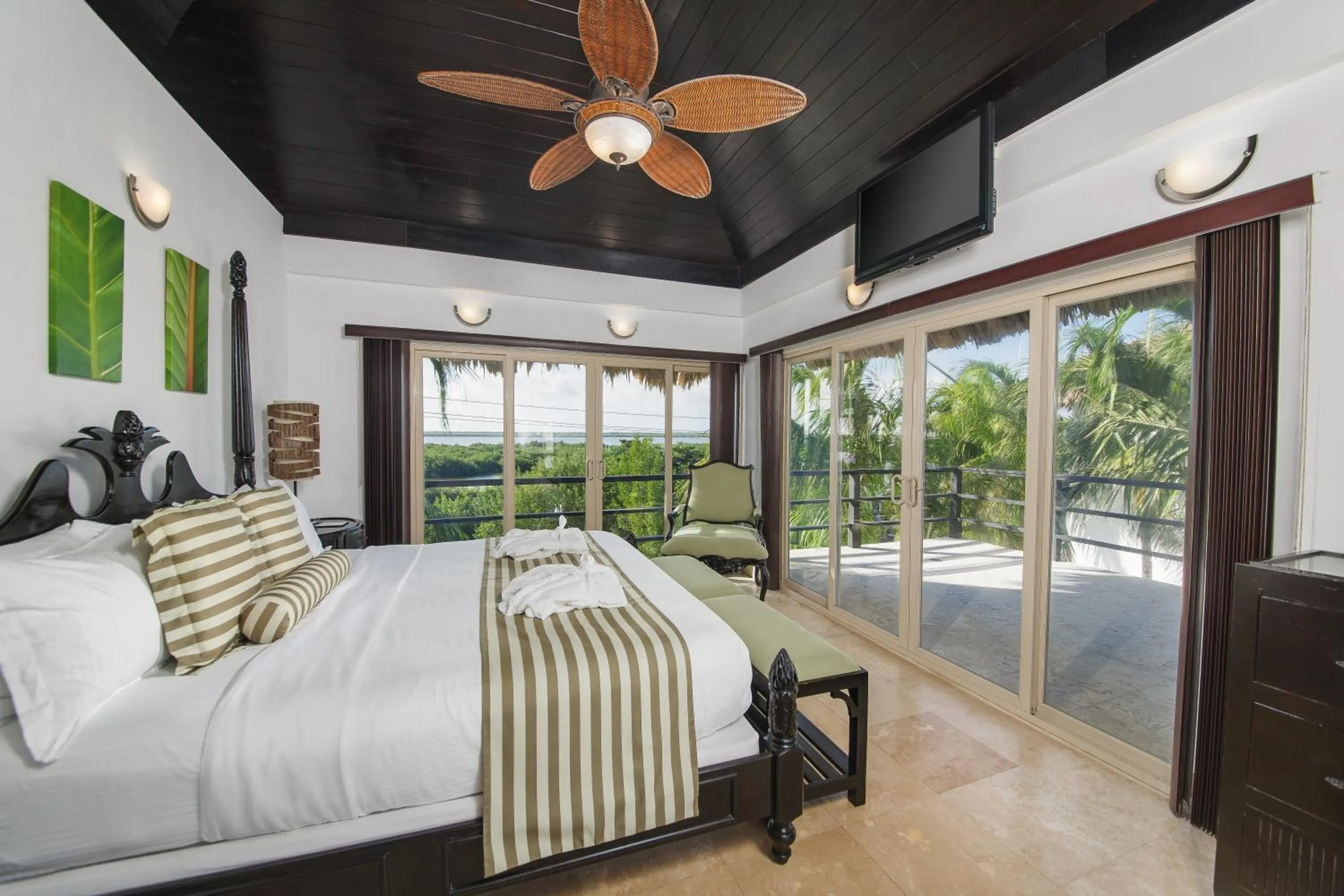 Balcony/Terrace, Bed in Las Terrazas Resort