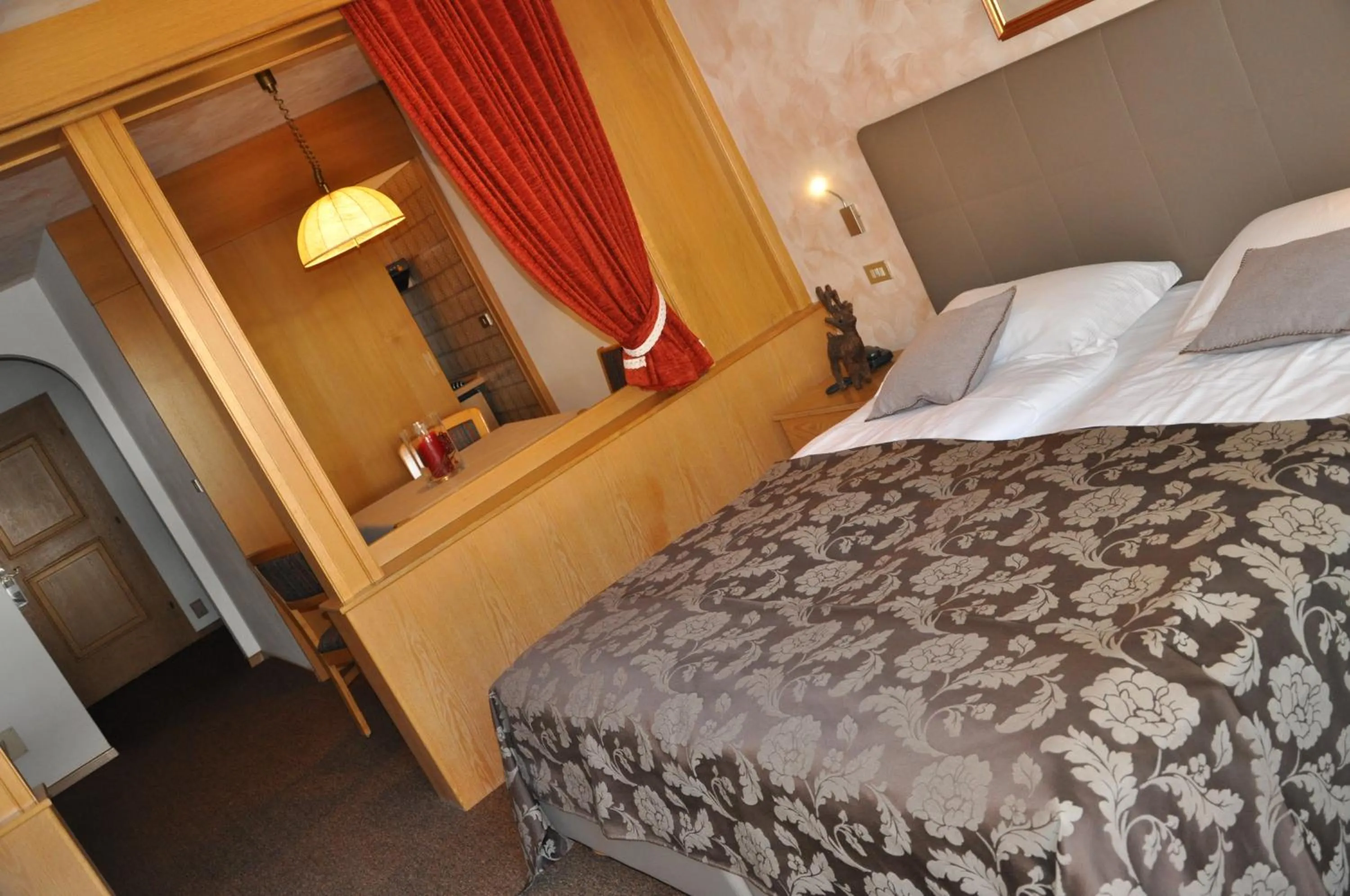 Photo of the whole room, Bed in Residence Anda