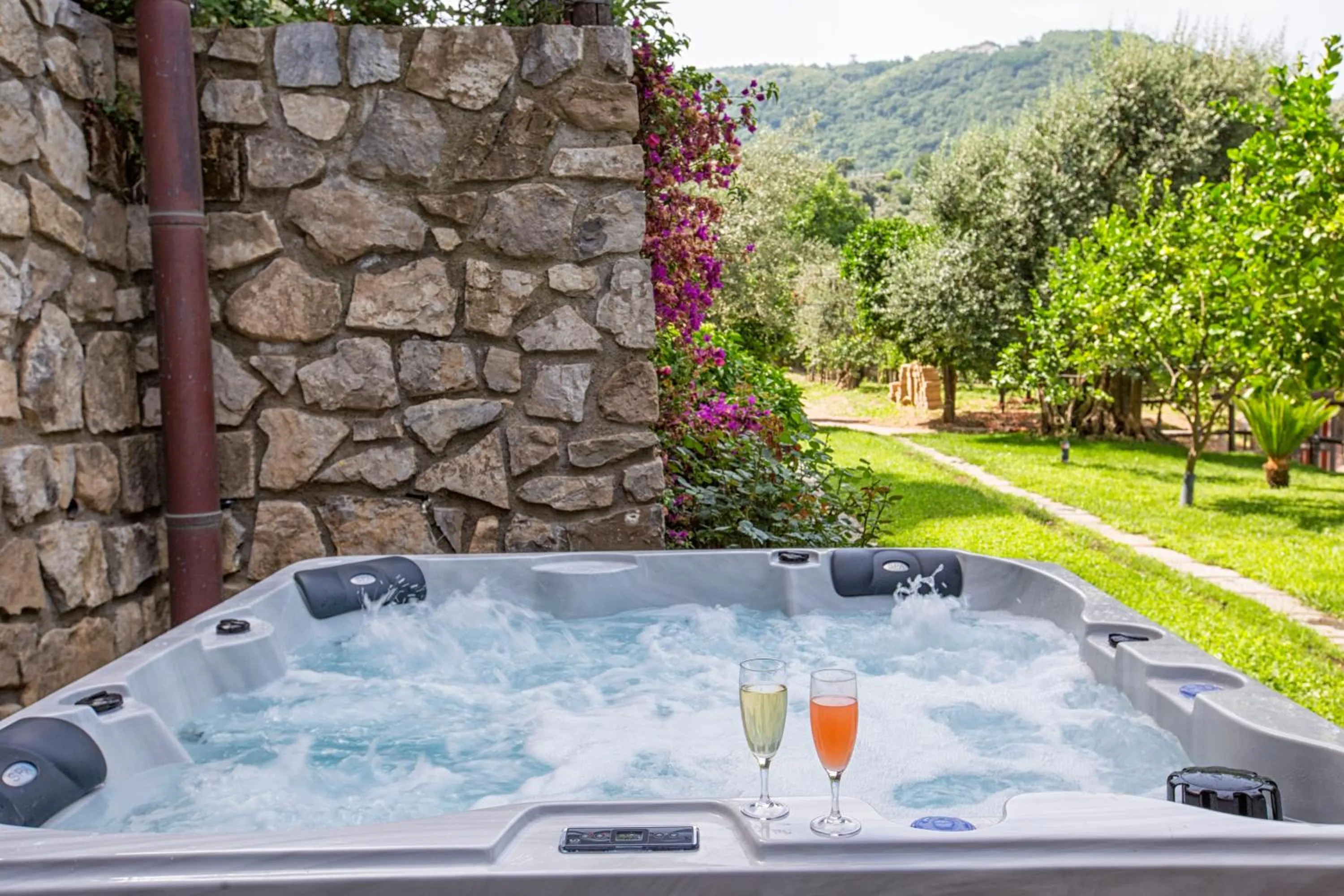 Hot Tub in Eterea Charming Suites
