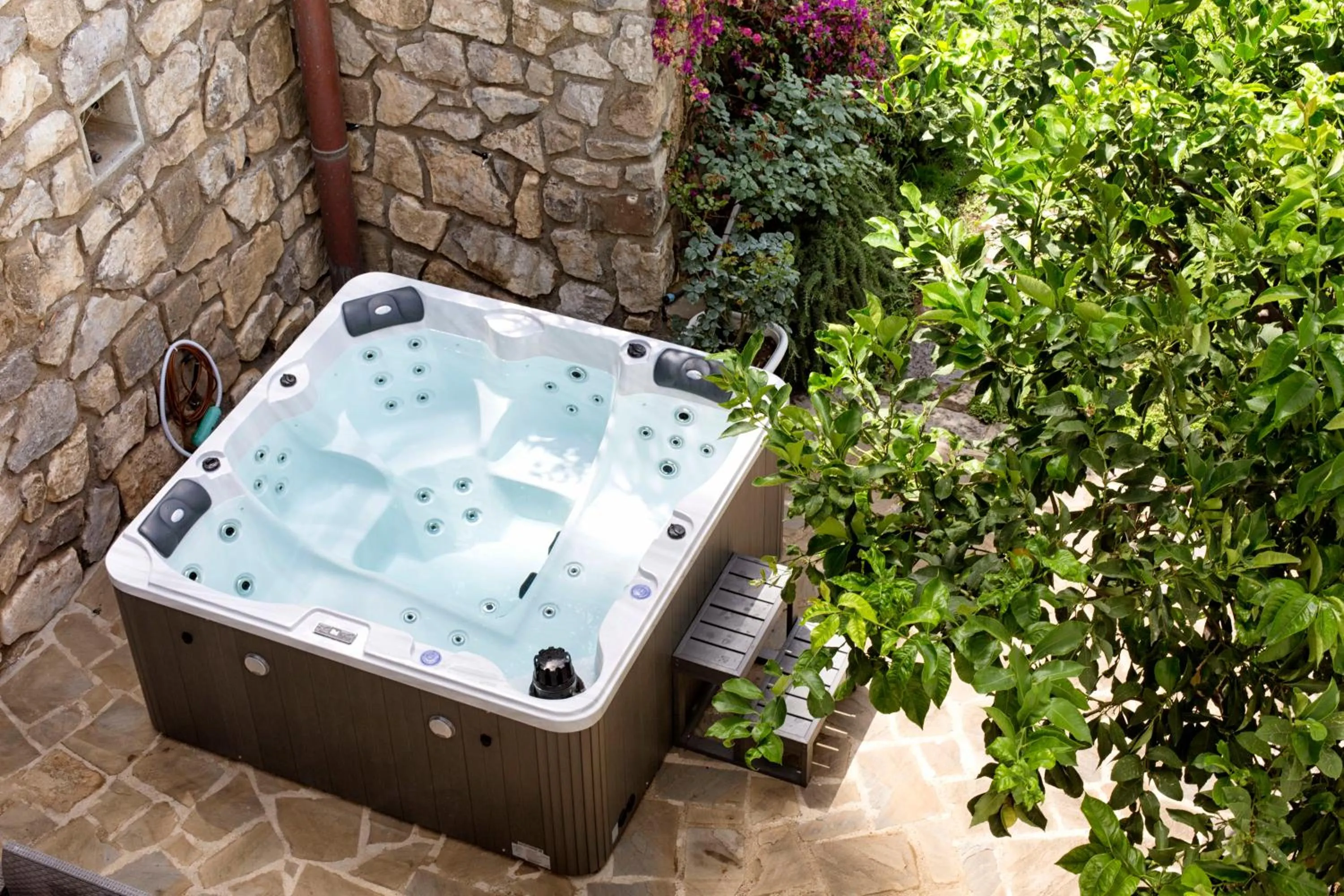 Hot Tub in Eterea Charming Suites