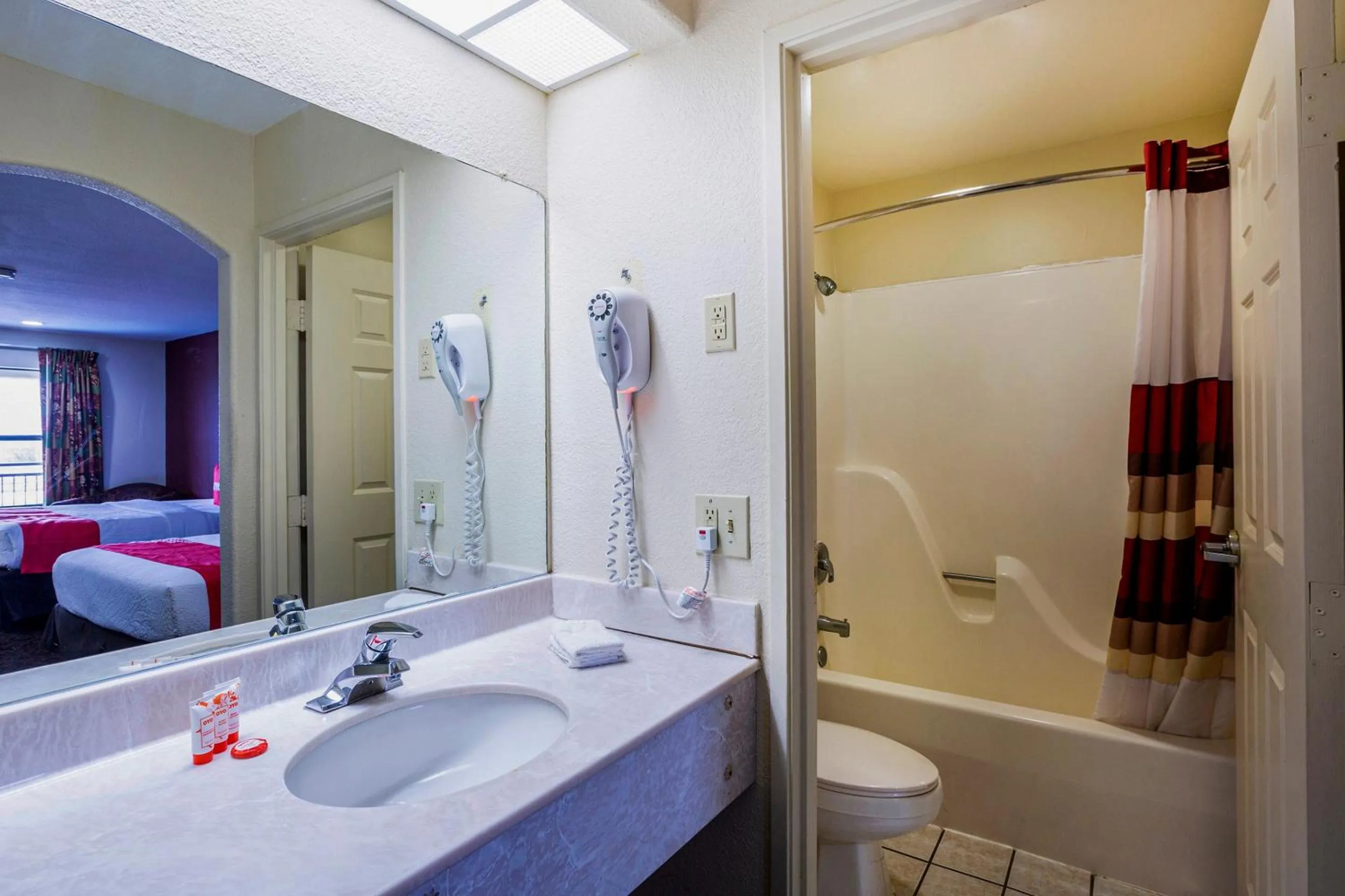 Bathroom, Bed in OYO Hotel LSU