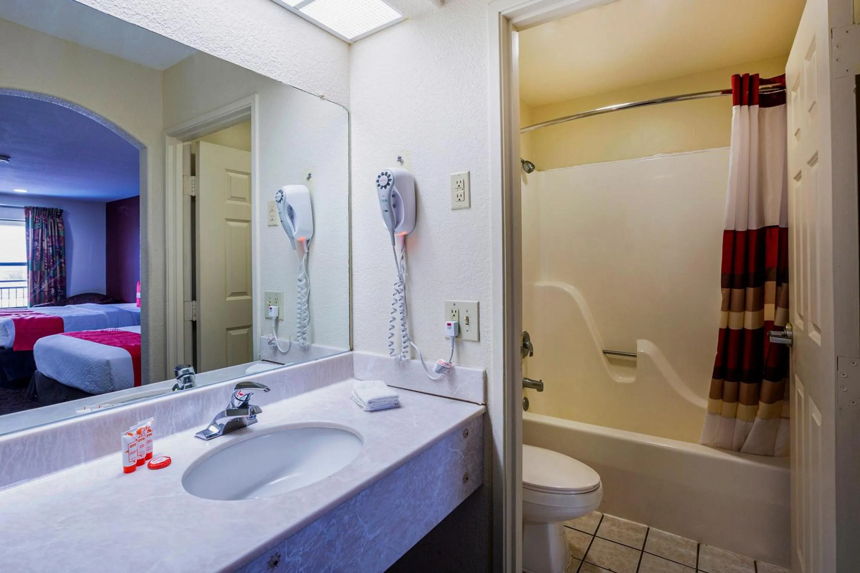 Bathroom, Bed in OYO Hotel LSU