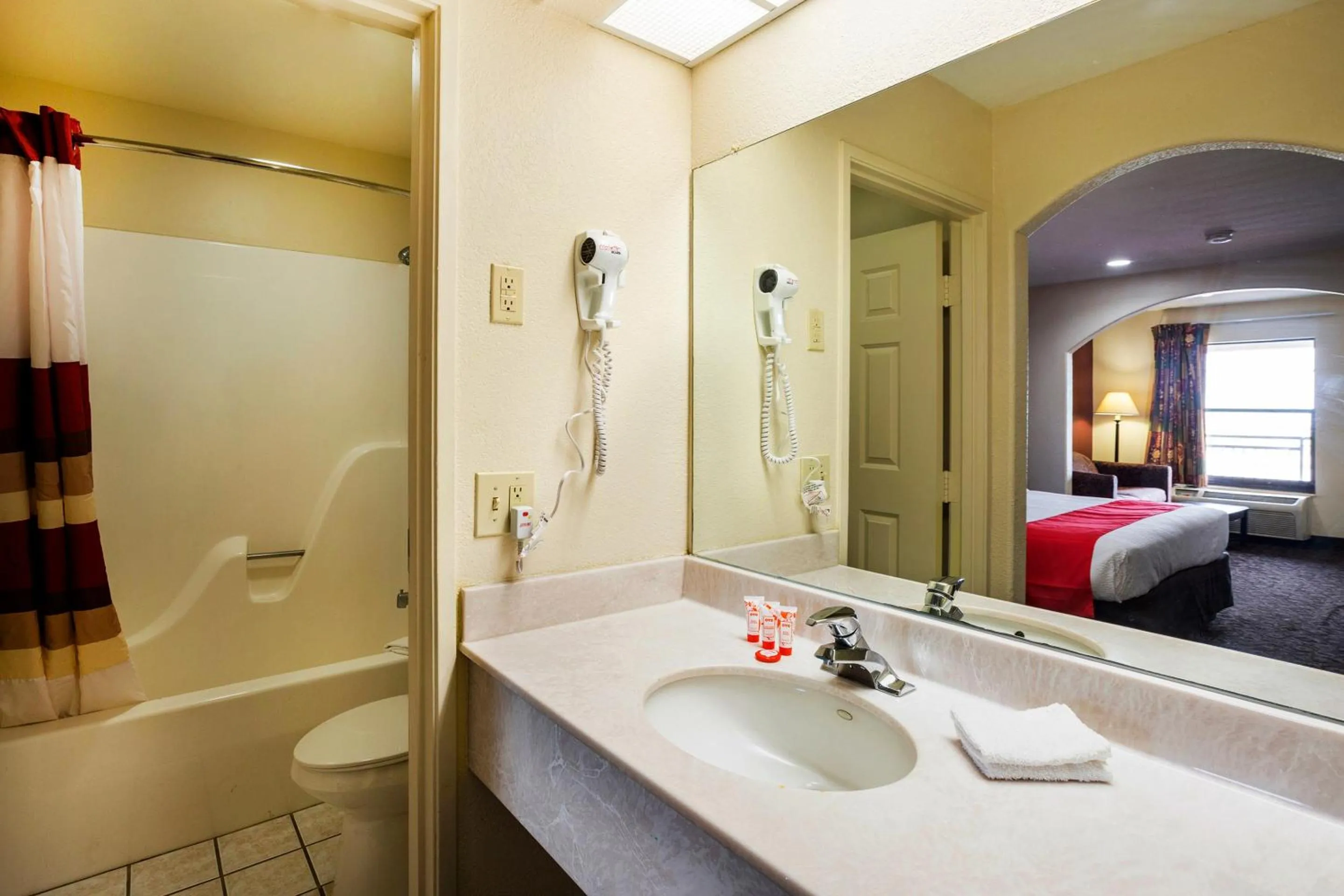 Bathroom, Bed in OYO Hotel LSU