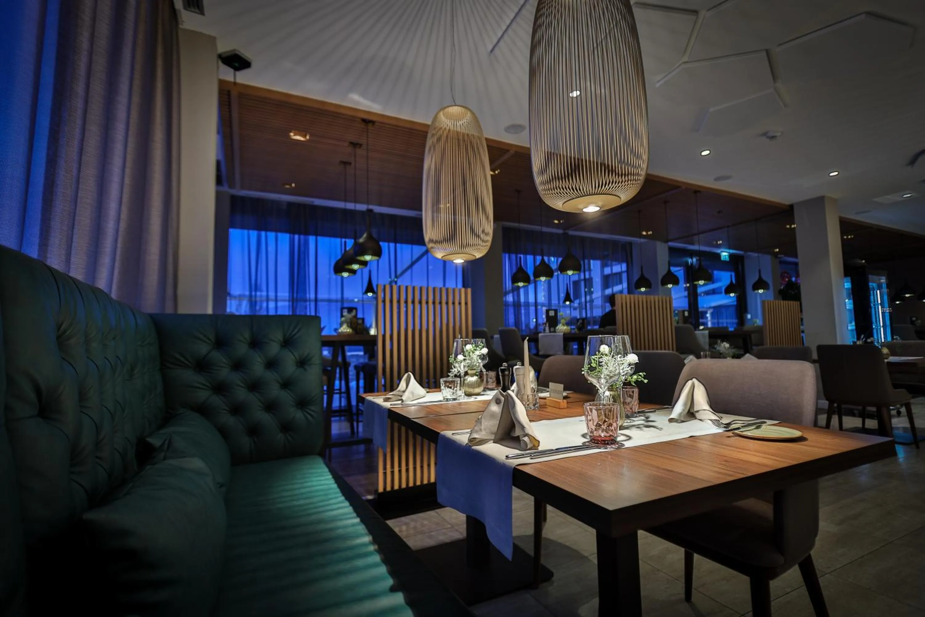 Restaurant/places to eat in Hotel Seven