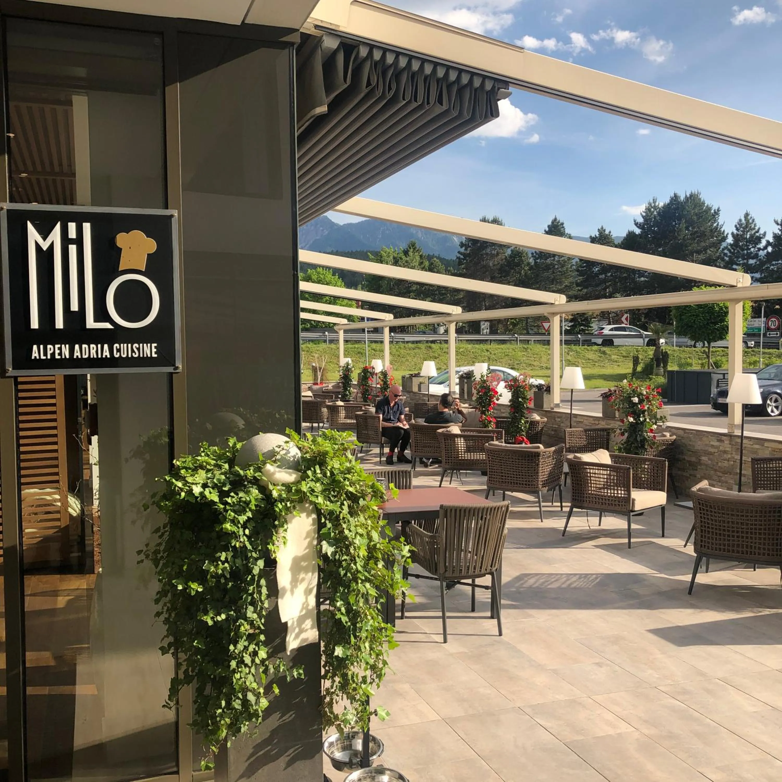 Restaurant/places to eat in Hotel Seven