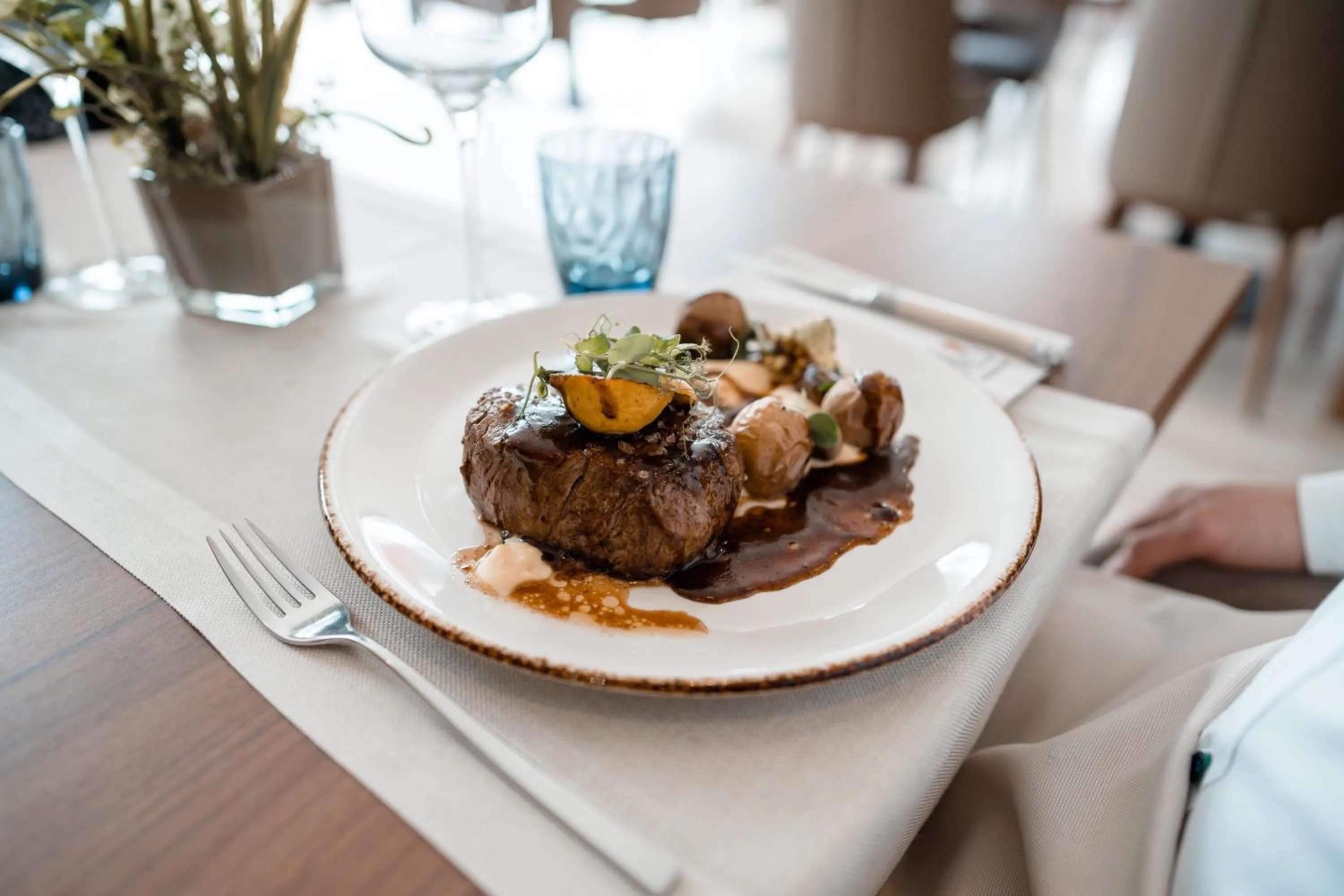 Restaurant/places to eat in Hotel Seven