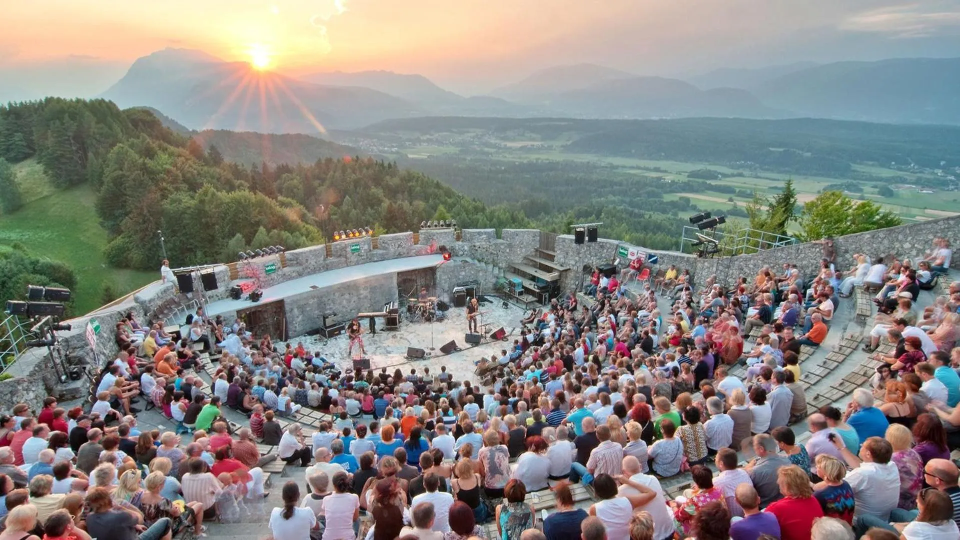 Entertainment in Hotel Seven