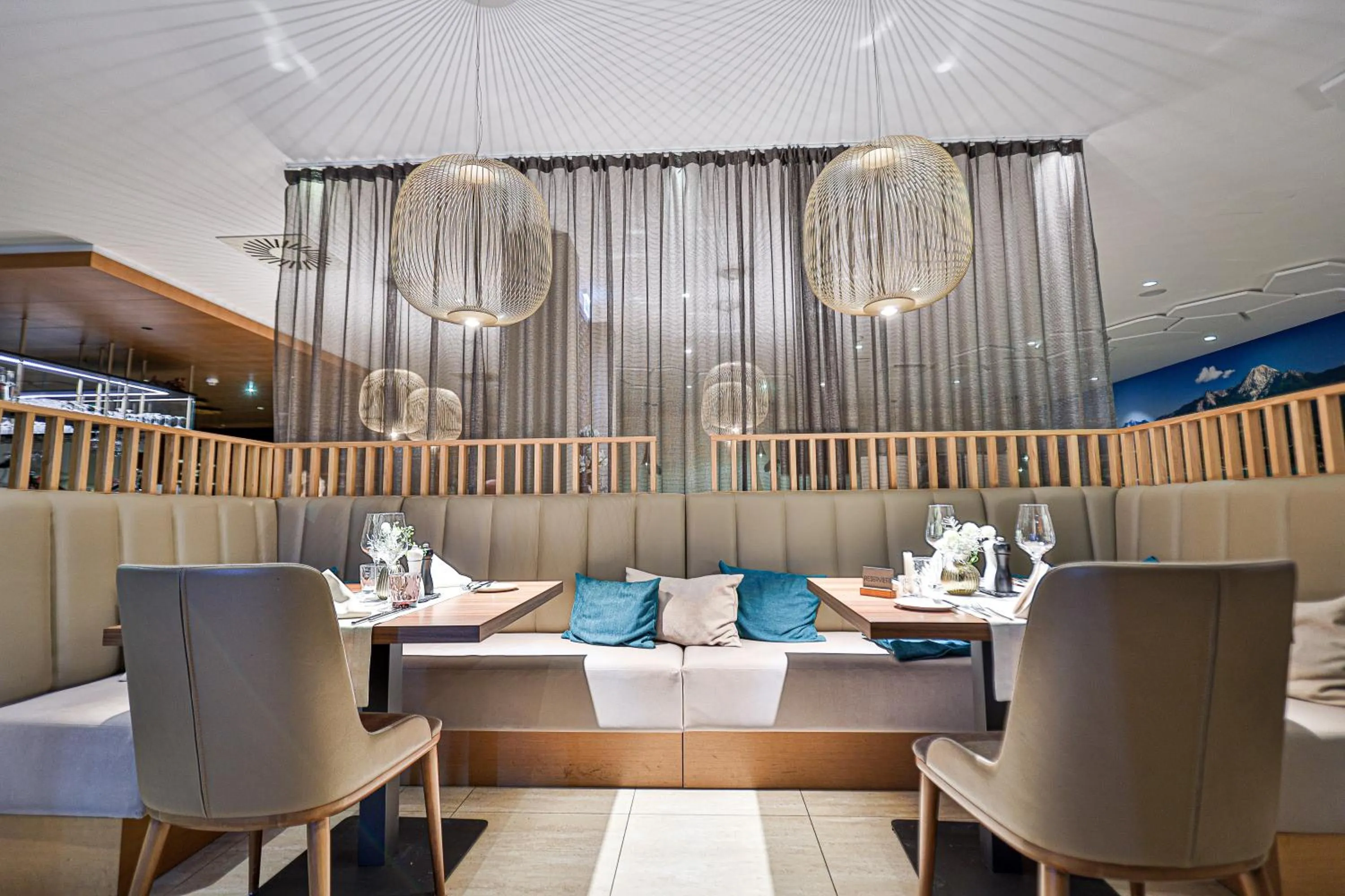 Restaurant/places to eat in Hotel Seven