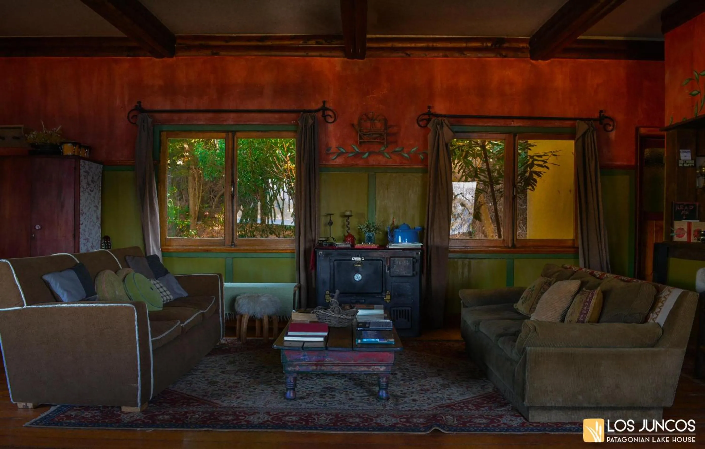 Lobby or reception in Los Juncos Patagonian Lake House