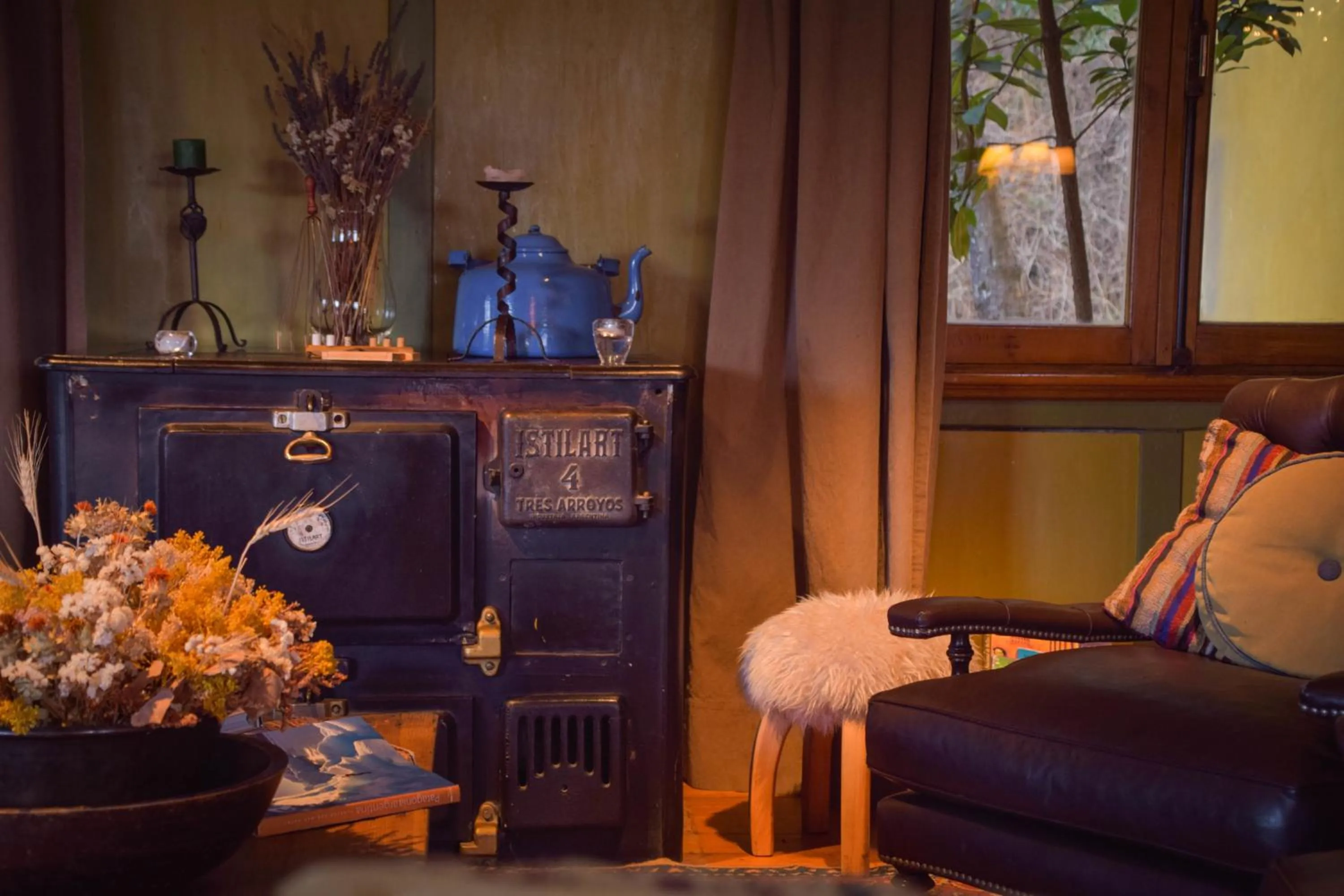 Lounge or bar in Los Juncos Patagonian Lake House