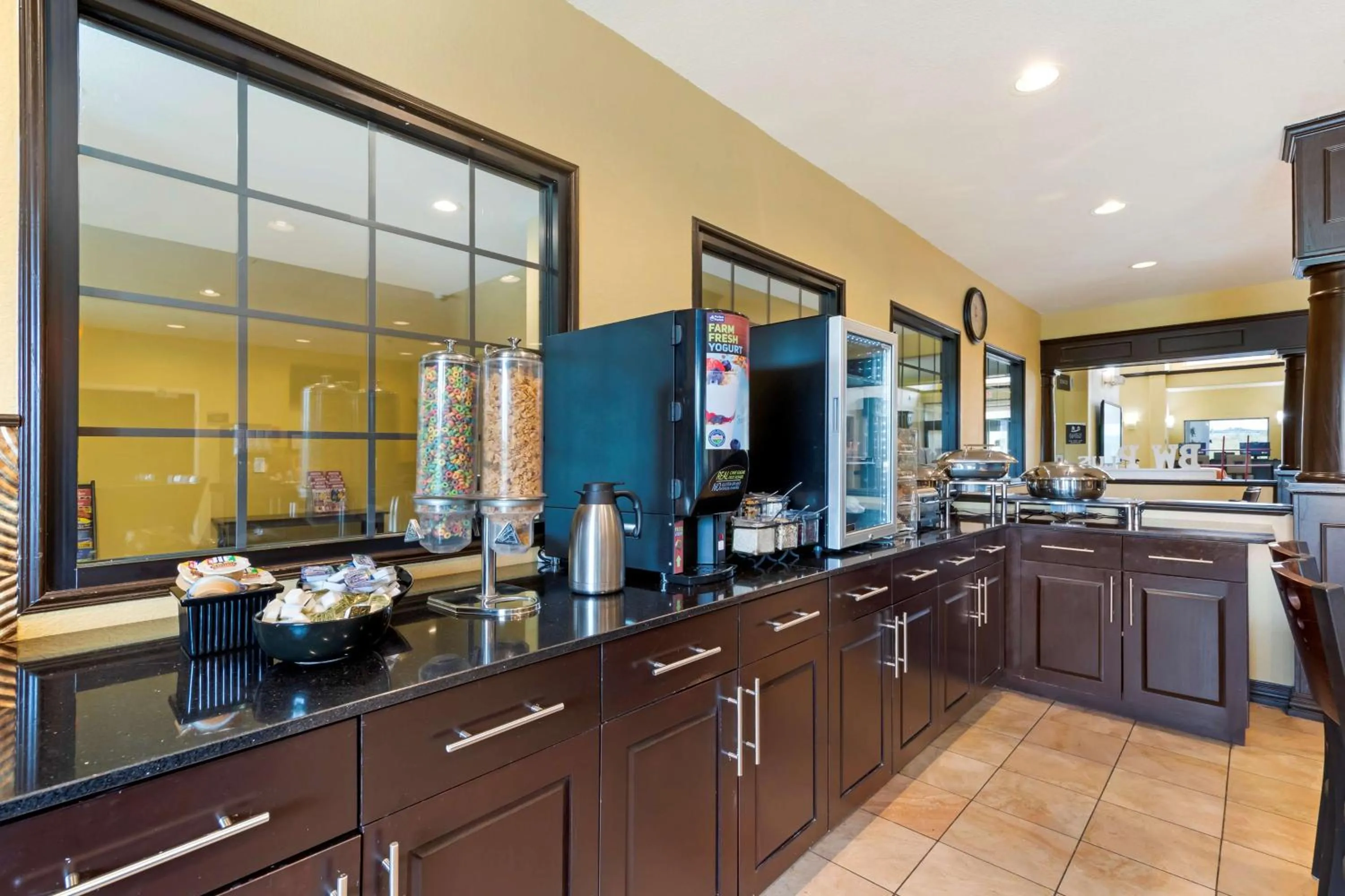 Breakfast in Best Western Plus DFW Airport Suites