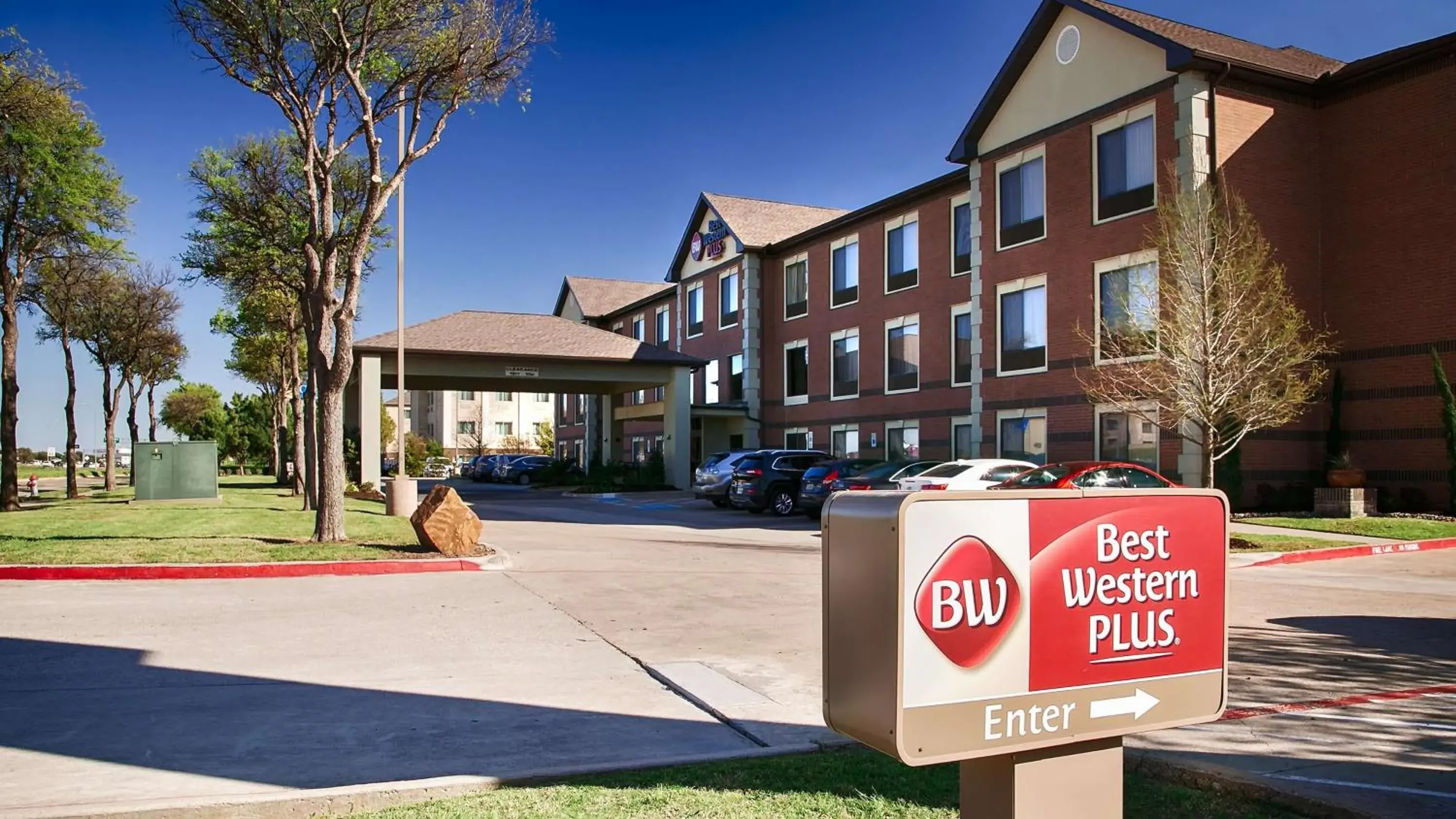 Property building in Best Western Plus DFW Airport Suites Property building in Best Western Plus DFW Airport Suites