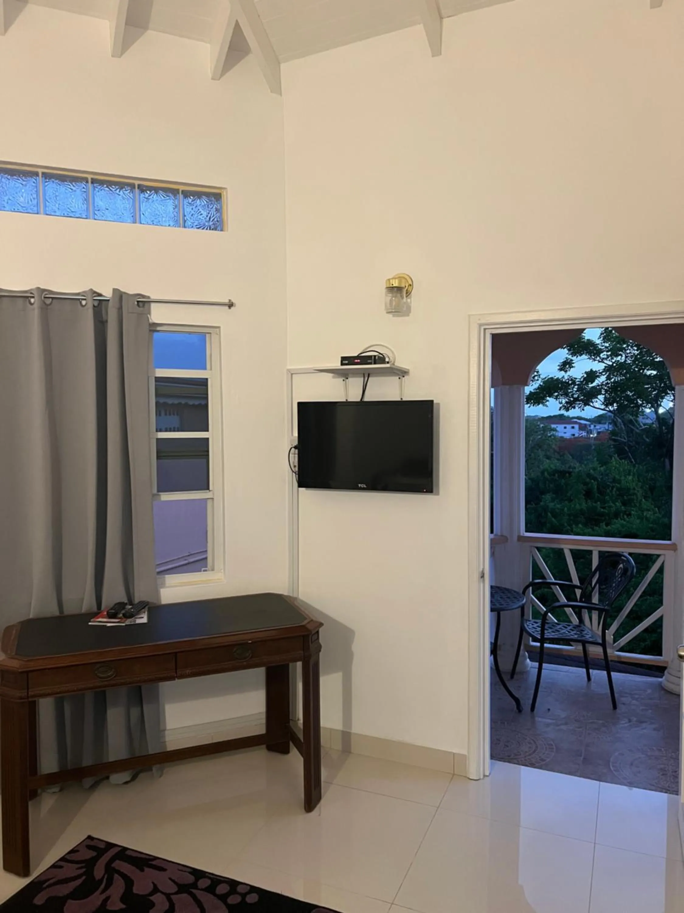 Communal lounge/ TV room in La Heliconia & Day Spa