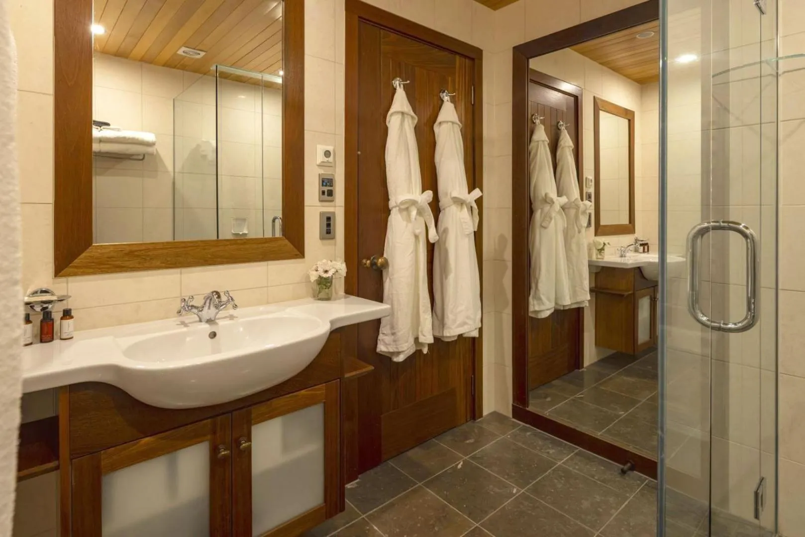 Bathroom in Cabot Lodge - Fiordland National Park
