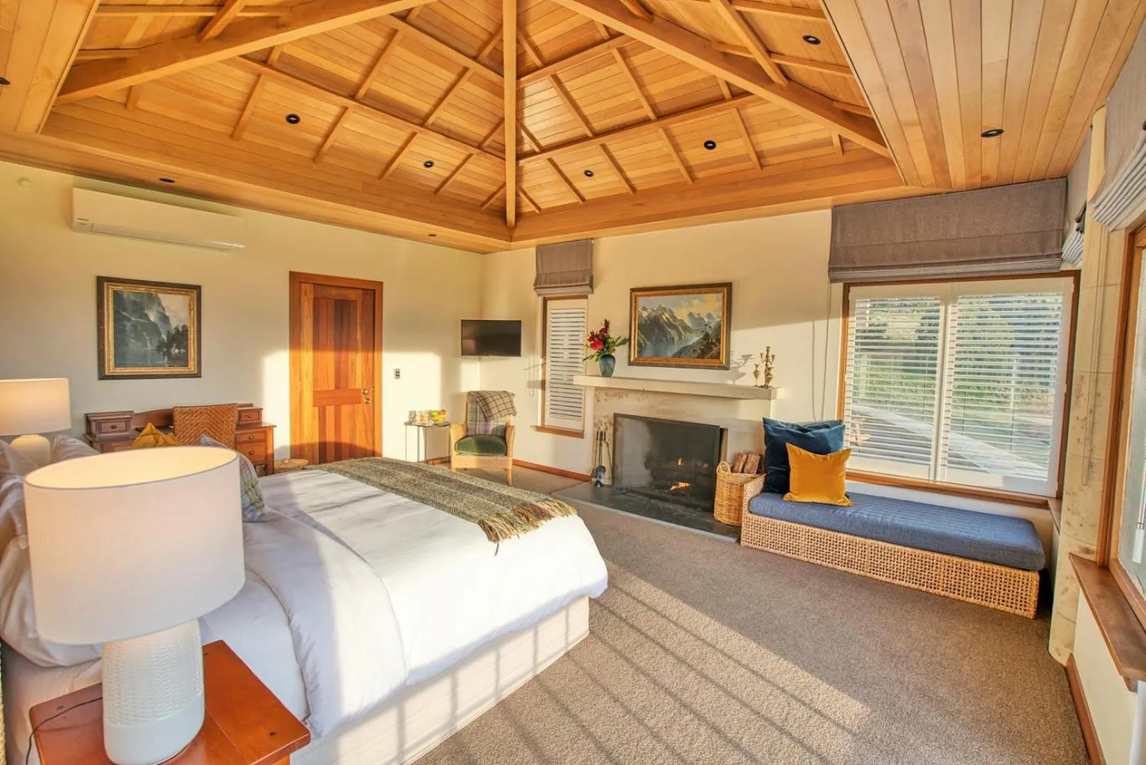 Bedroom, Bed in Cabot Lodge - Fiordland National Park