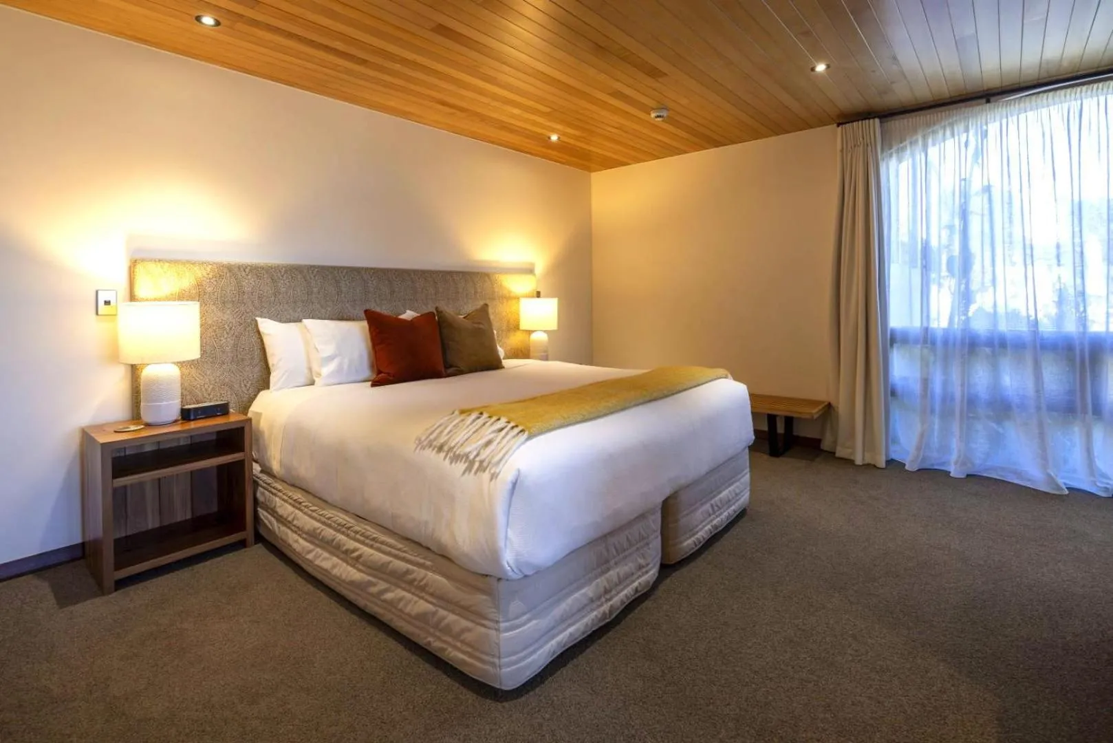Bed in Cabot Lodge - Fiordland National Park