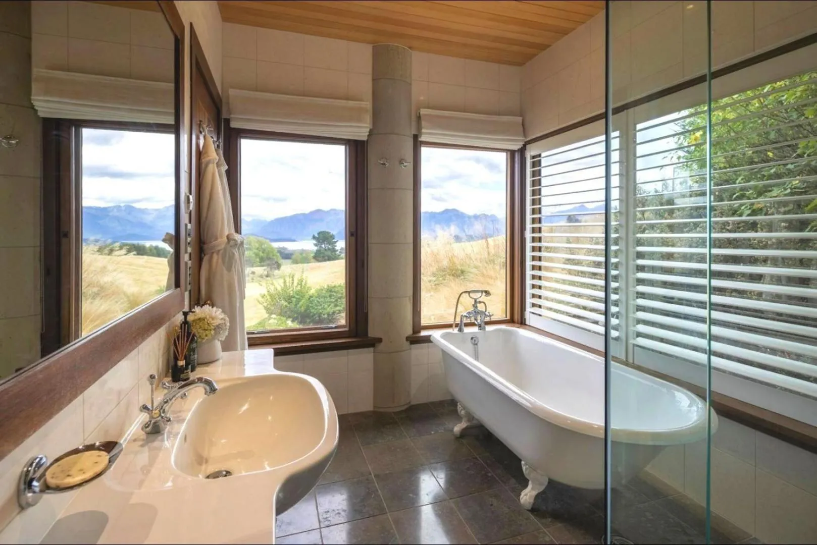 Bathroom in Cabot Lodge - Fiordland National Park