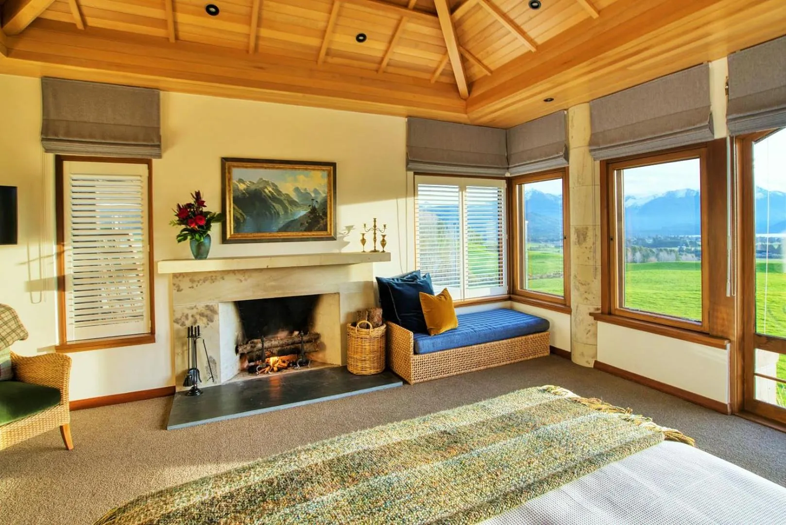 Seating area, Bed in Cabot Lodge - Fiordland National Park