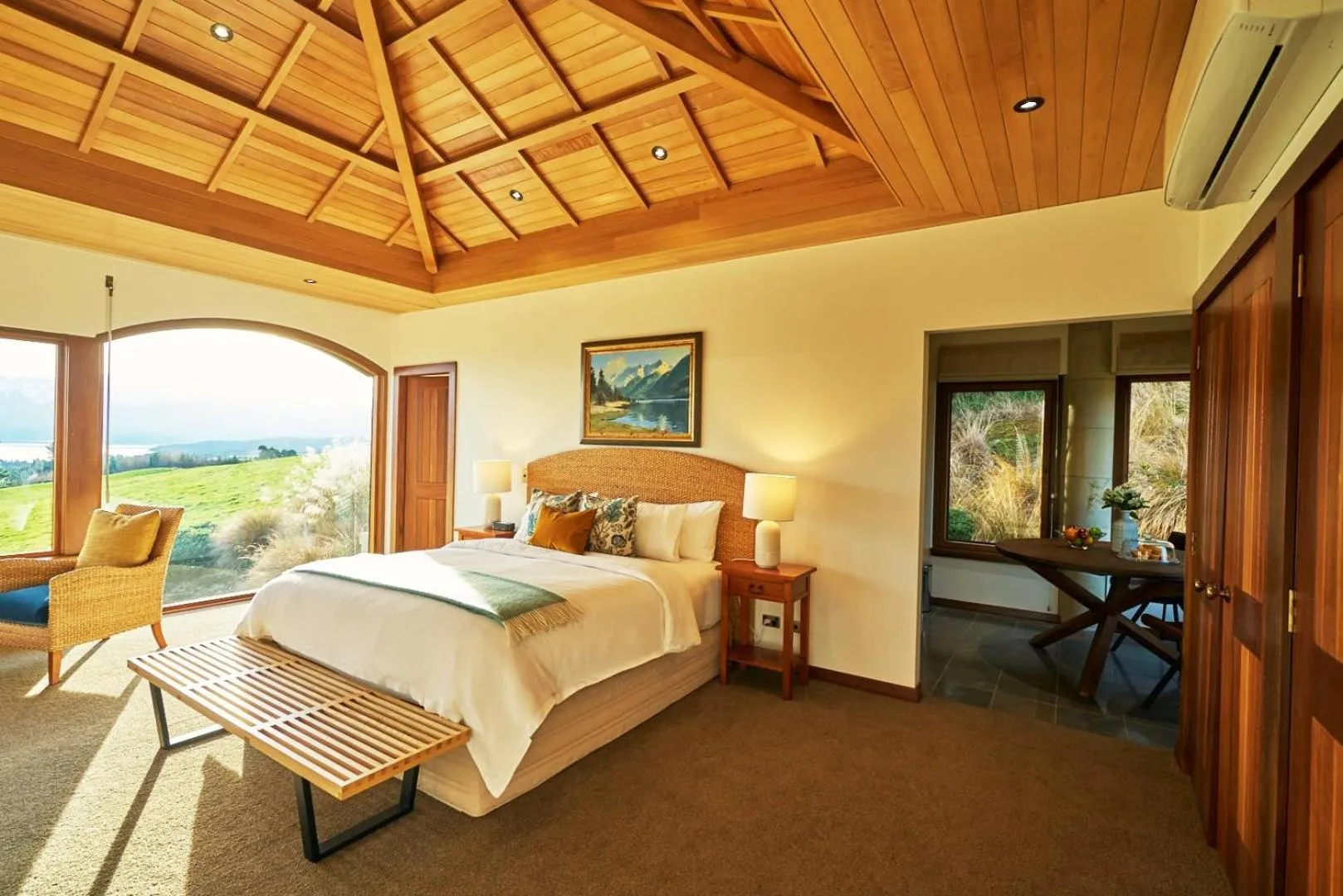 Bedroom, Bed in Cabot Lodge - Fiordland National Park