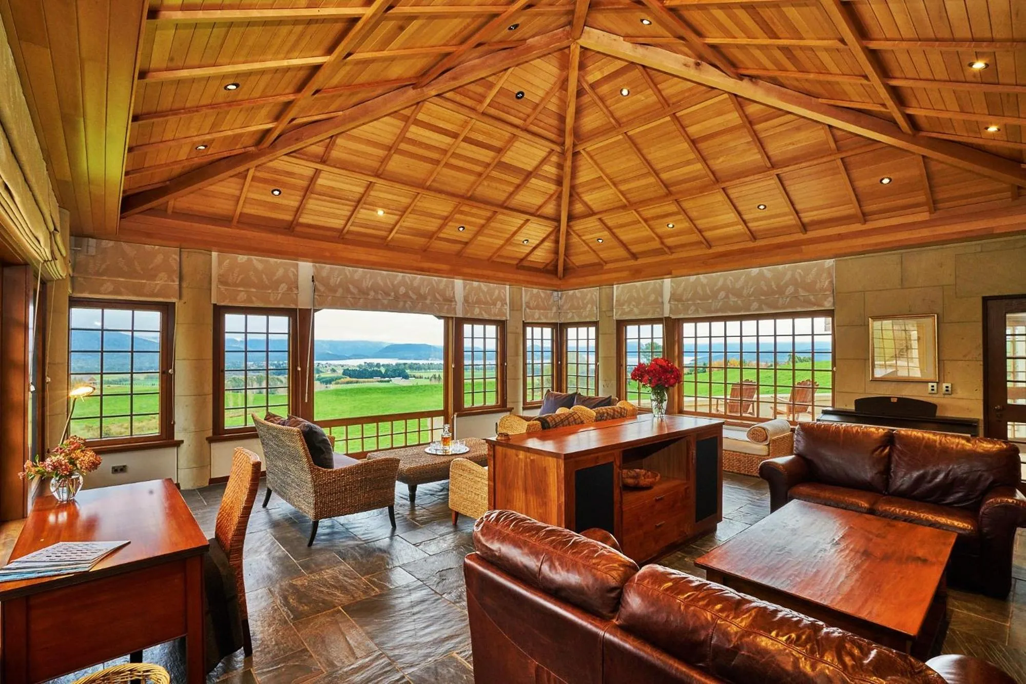 Living room in Cabot Lodge - Fiordland National Park