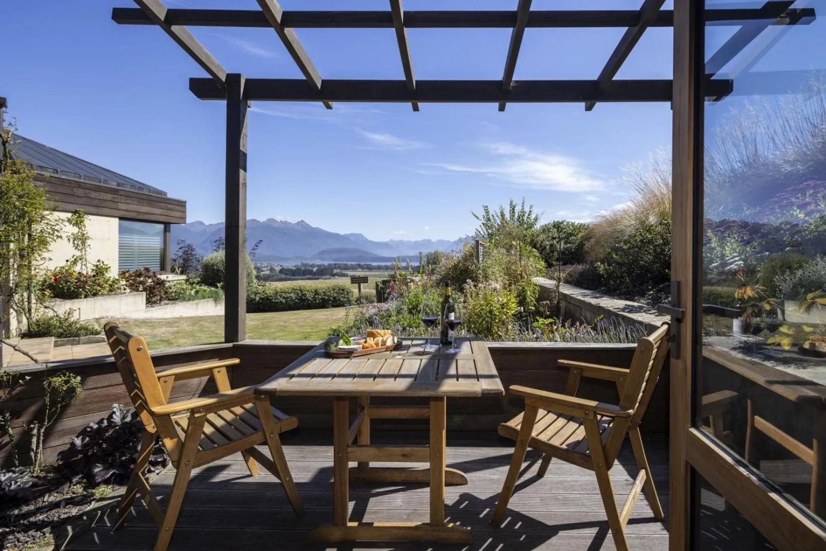 Garden in Cabot Lodge - Fiordland National Park