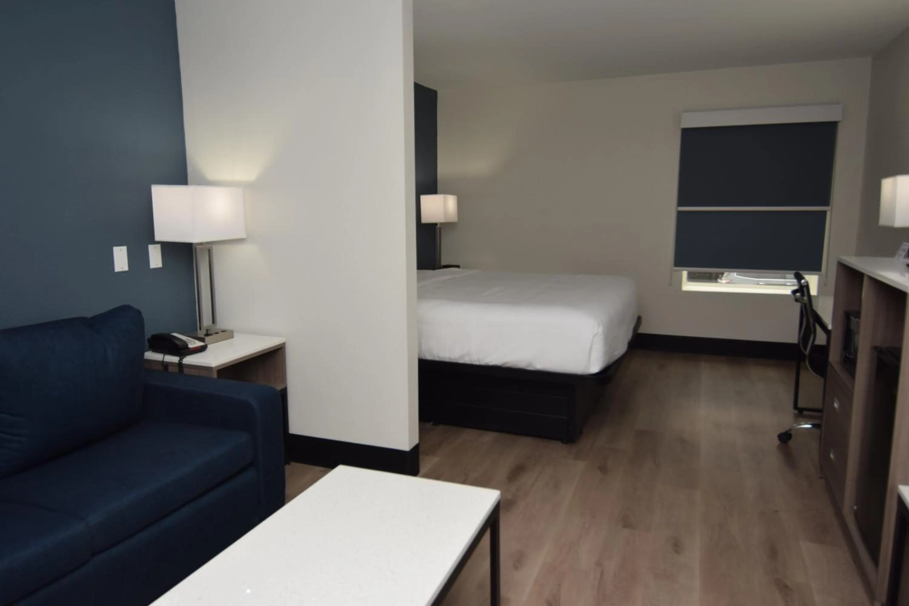 Bedroom, Bed in Baymont by Wyndham Batavia - Darien Lake