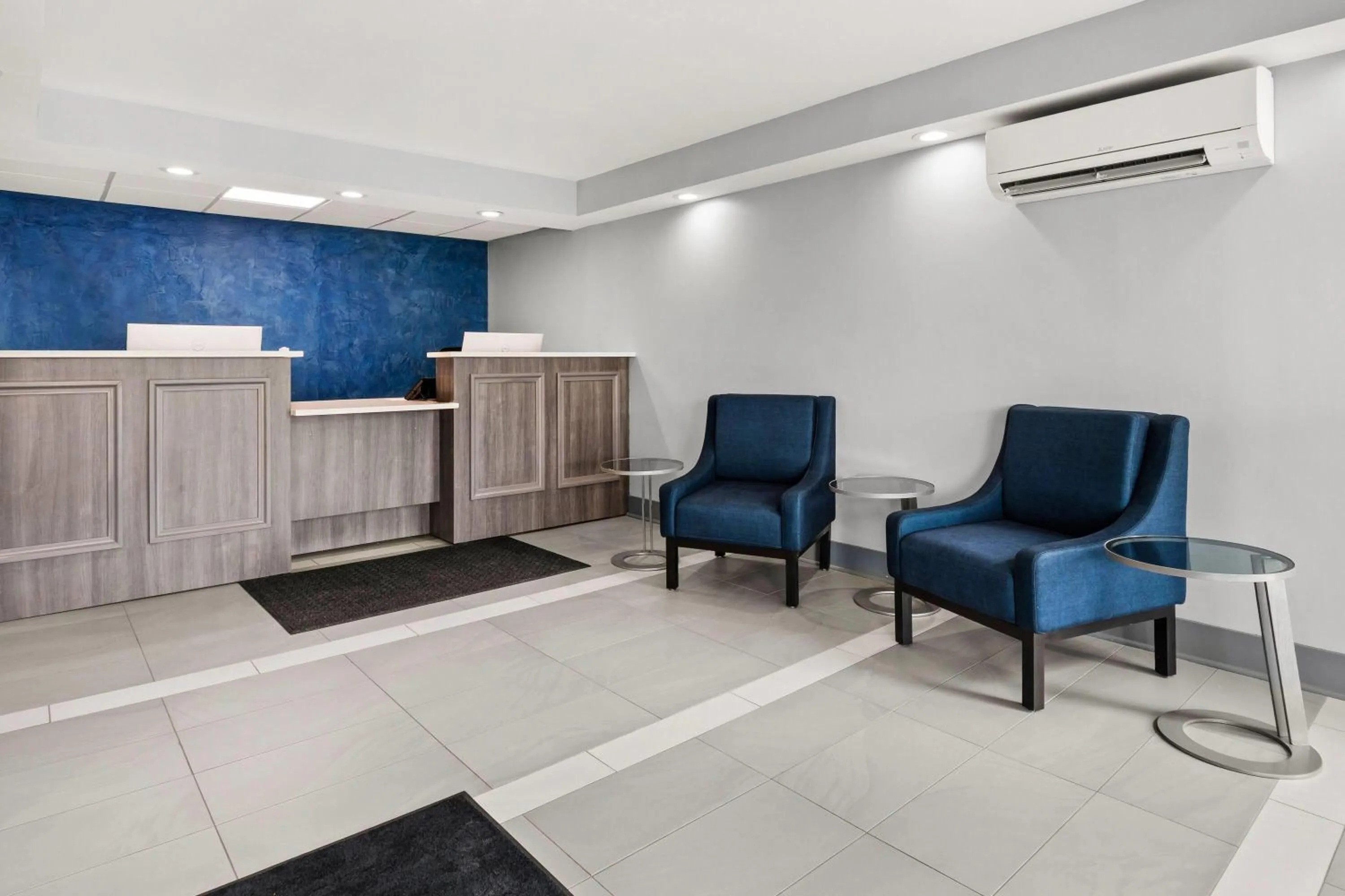 Lobby or reception in Baymont by Wyndham Batavia - Darien Lake