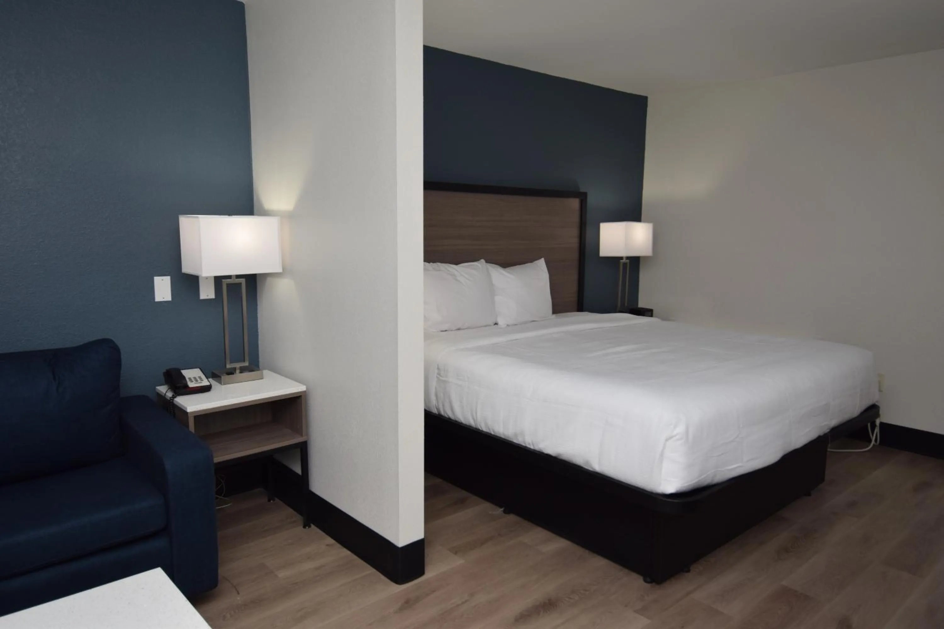 Bedroom, Bed in Baymont by Wyndham Batavia - Darien Lake