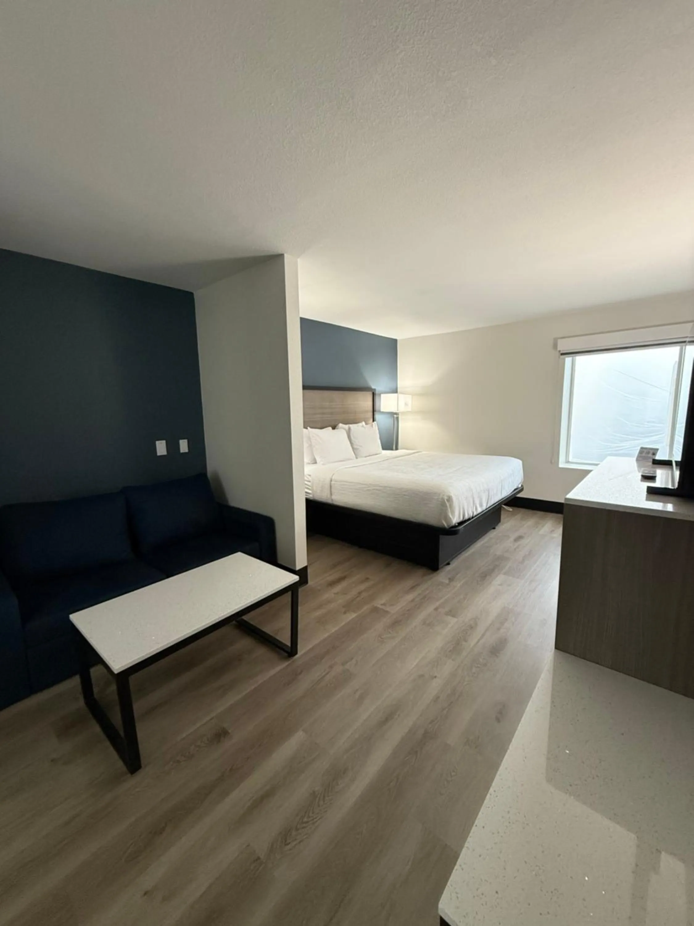 Bedroom, Bed in Baymont by Wyndham Batavia - Darien Lake