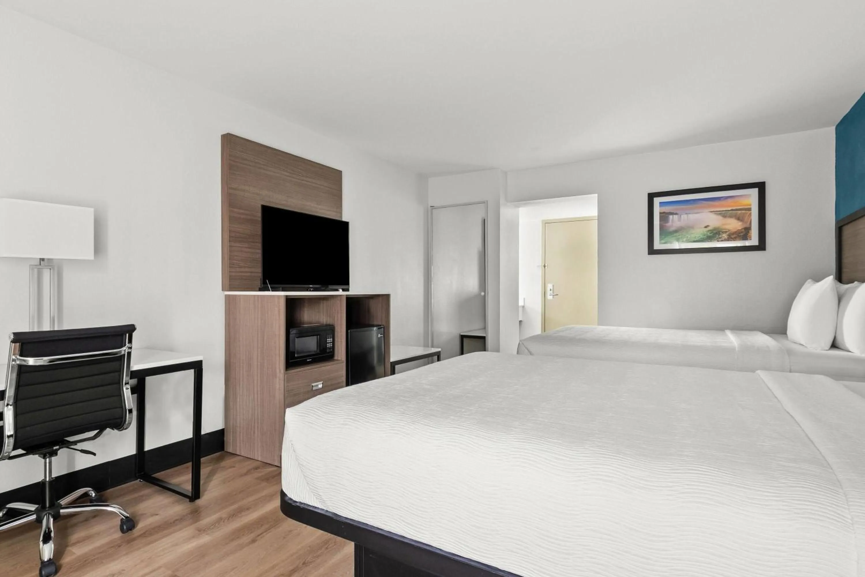 Bed in Baymont by Wyndham Batavia - Darien Lake