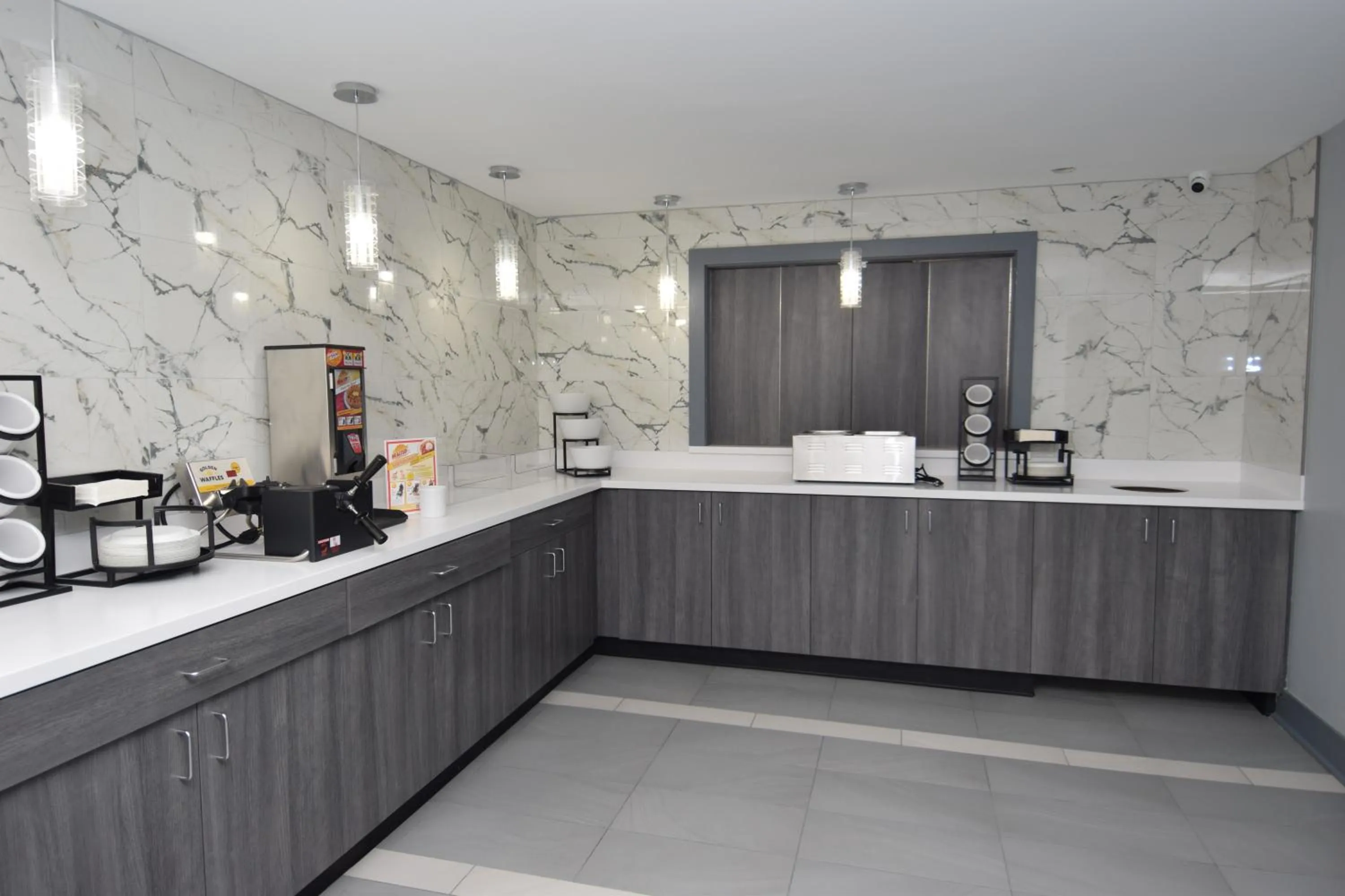 Kitchen or kitchenette in Baymont by Wyndham Batavia - Darien Lake