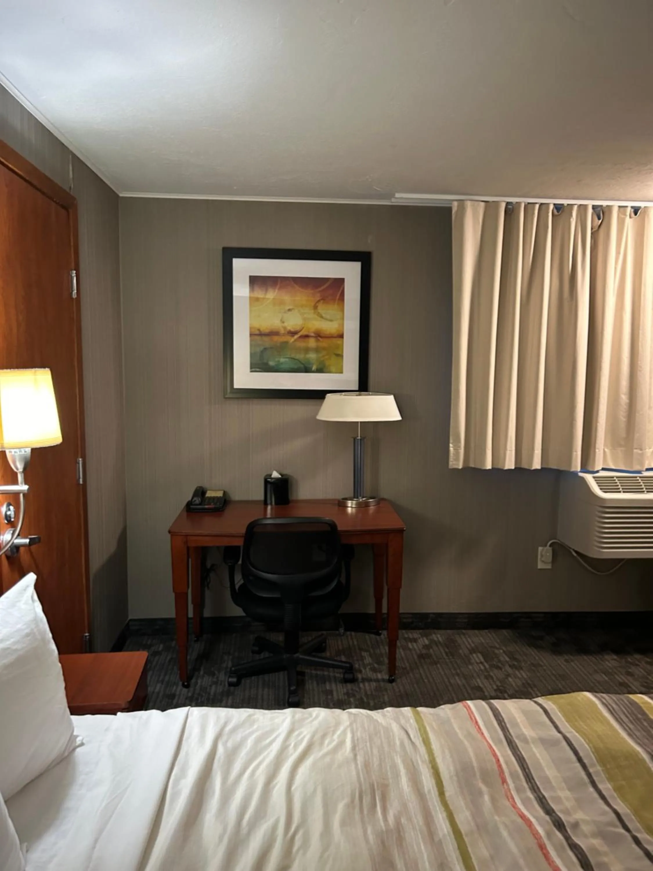 hair dresser, Bed in Country Inn & Suites by Radisson, Delta Park North Portland