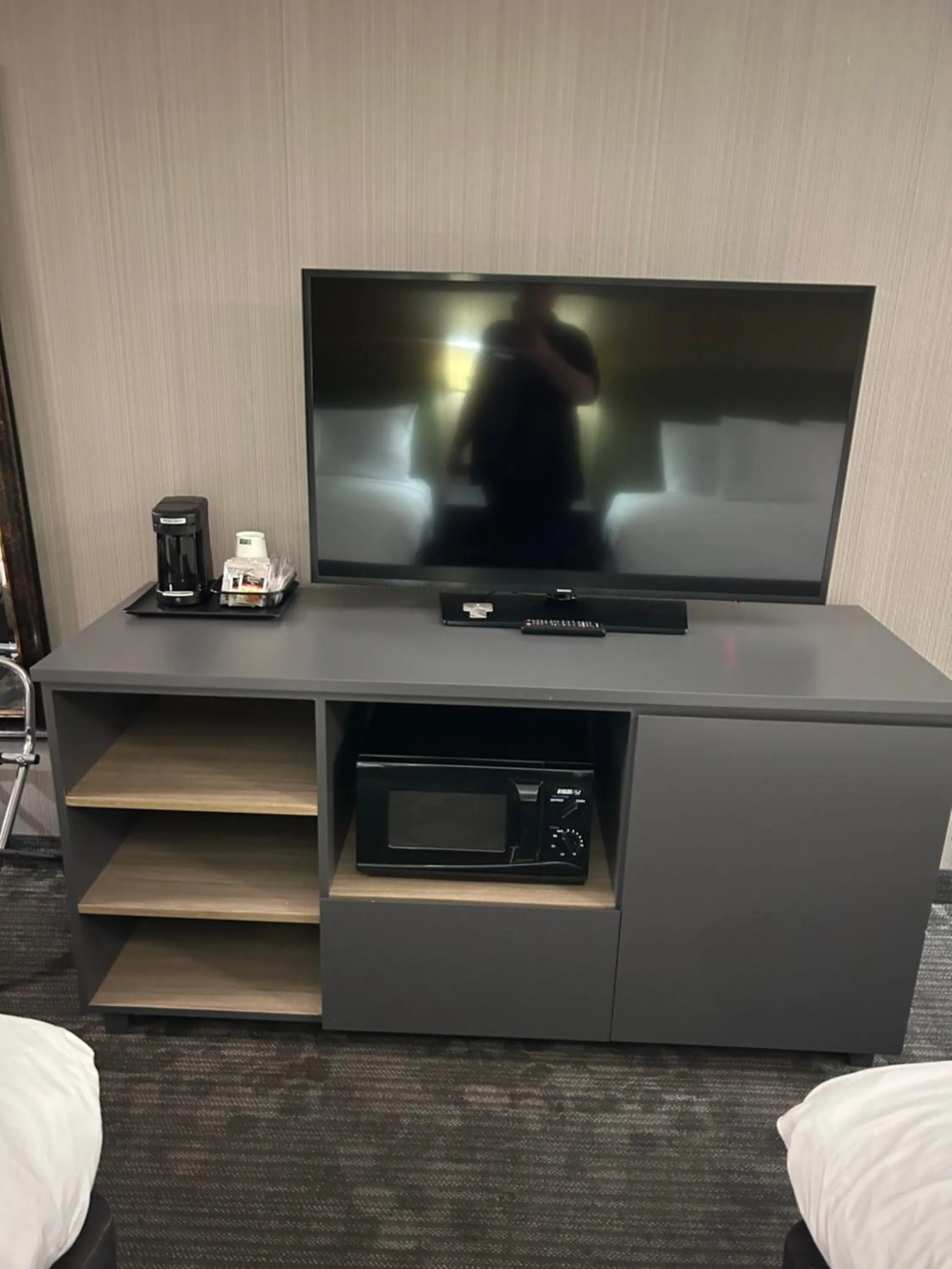 TV and multimedia in Country Inn & Suites by Radisson, Delta Park North Portland