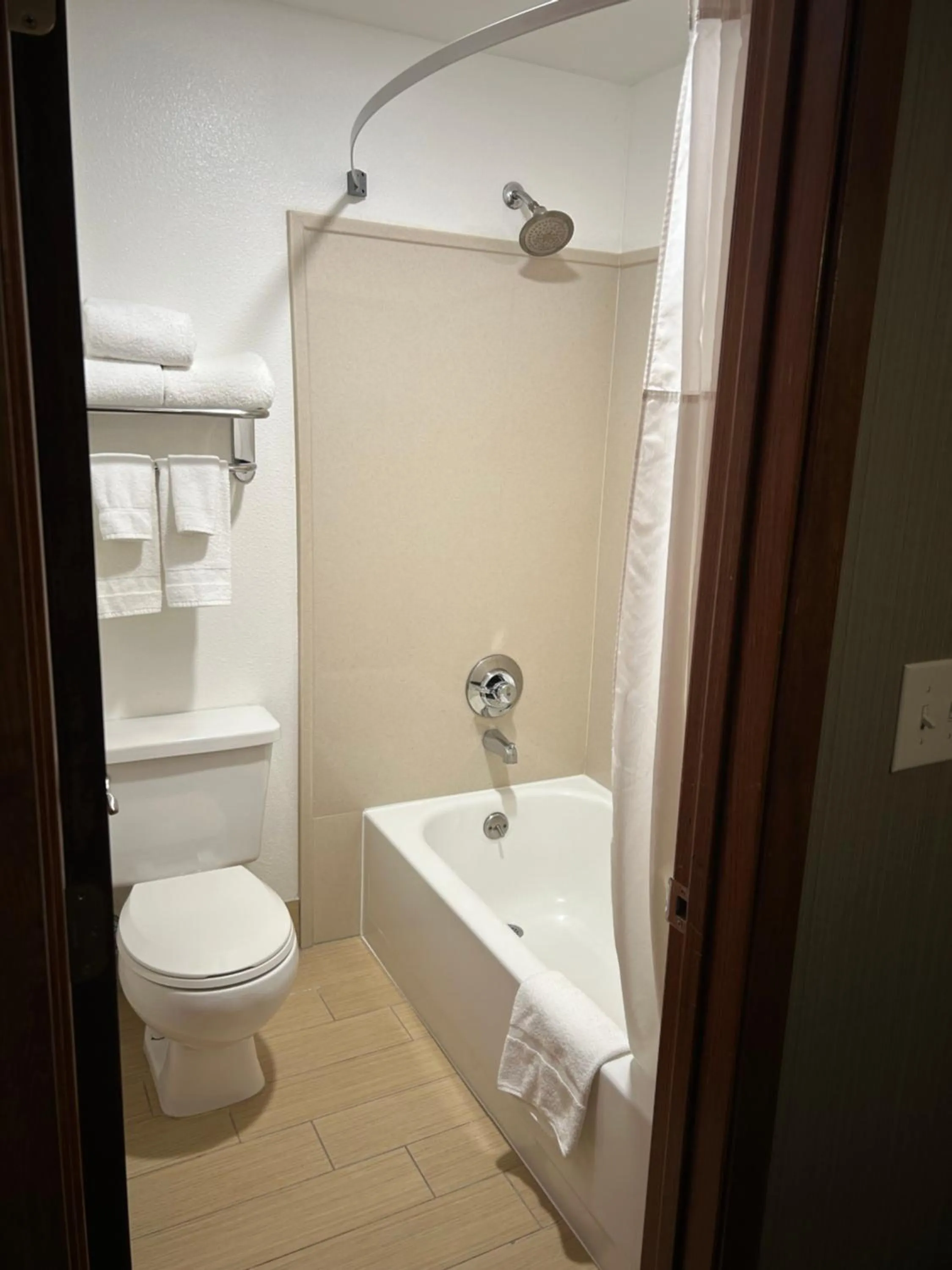 Bathroom in Country Inn & Suites by Radisson, Delta Park North Portland