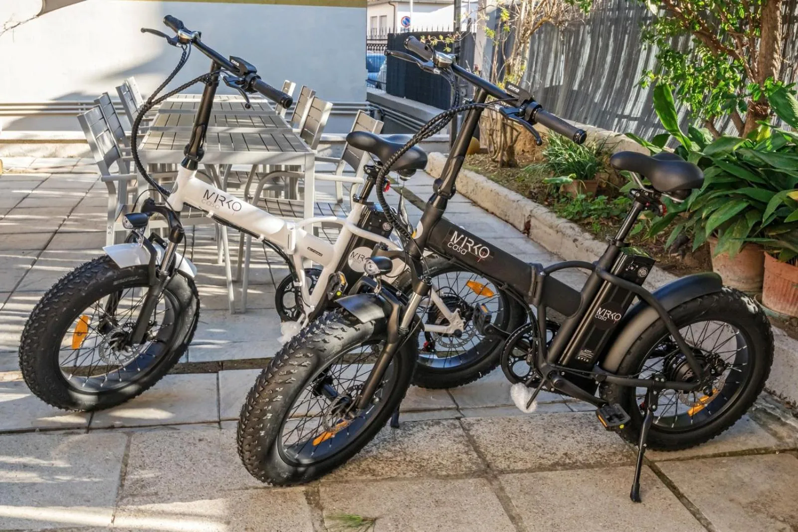 Casa Mirko - B & B con stazione ricarica auto elettriche parcheggio privato auto moto biciclette