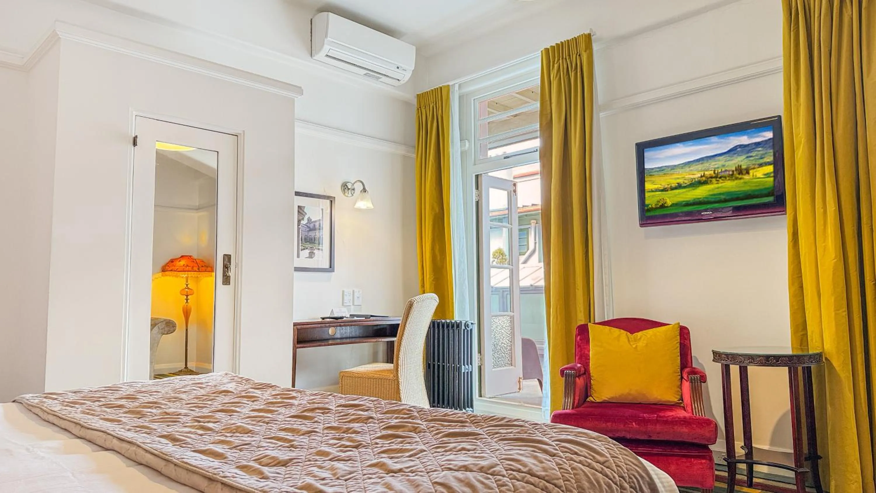 View (from property/room), Bed in Art Deco Masonic Hotel