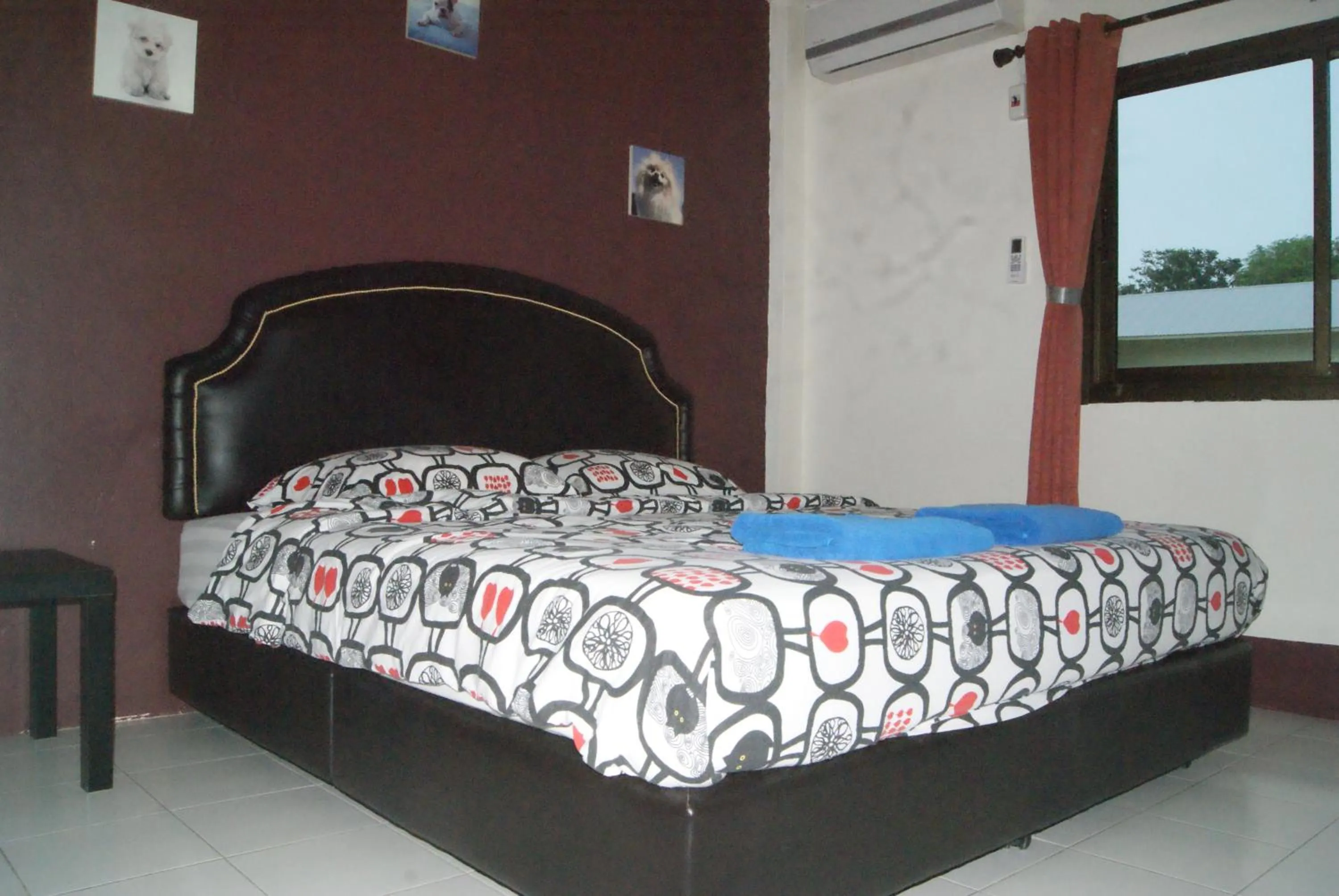 Photo of the whole room, Bed in Pineapple Guesthouse