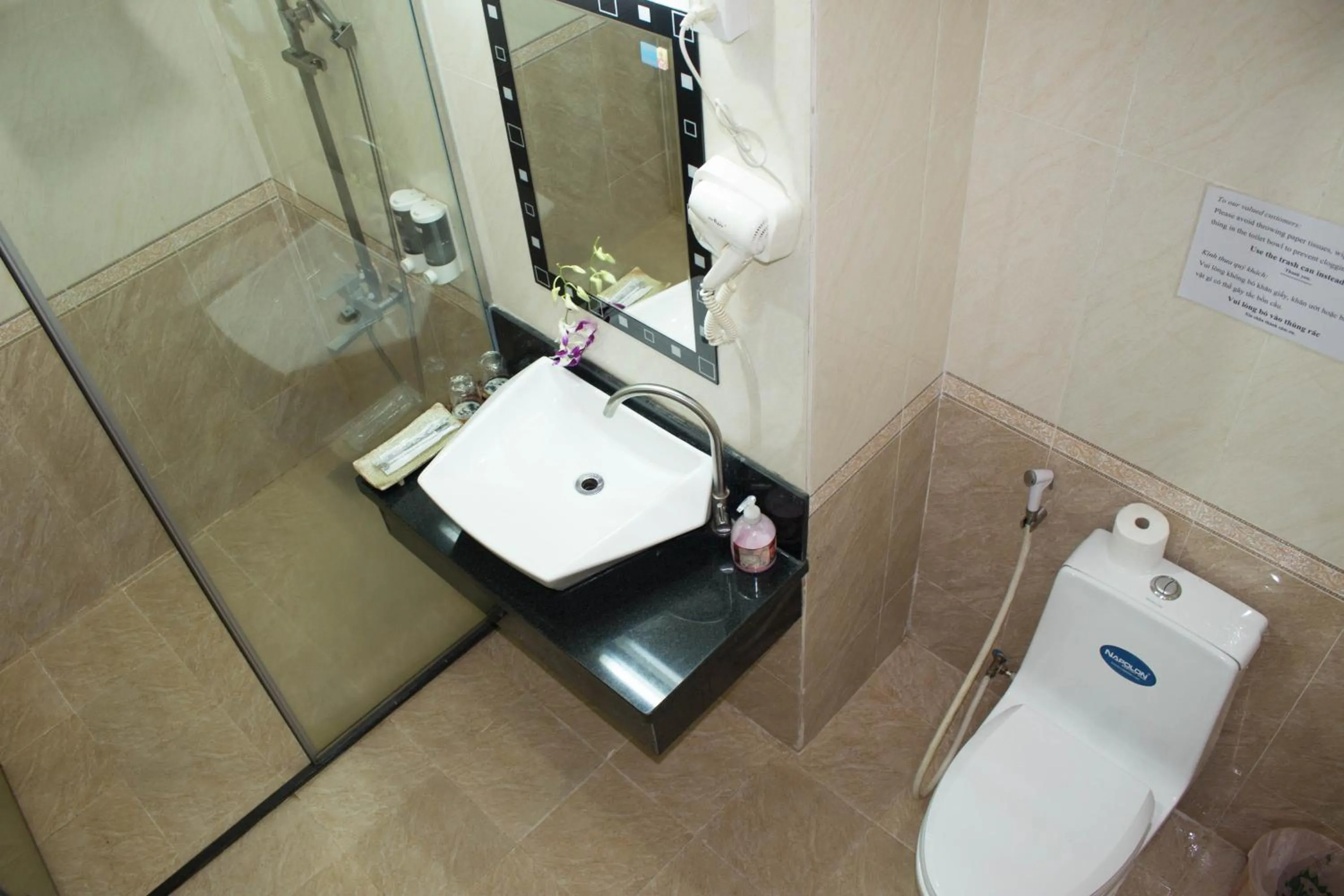 Shower in Hoa Phat Hotel & Apartment