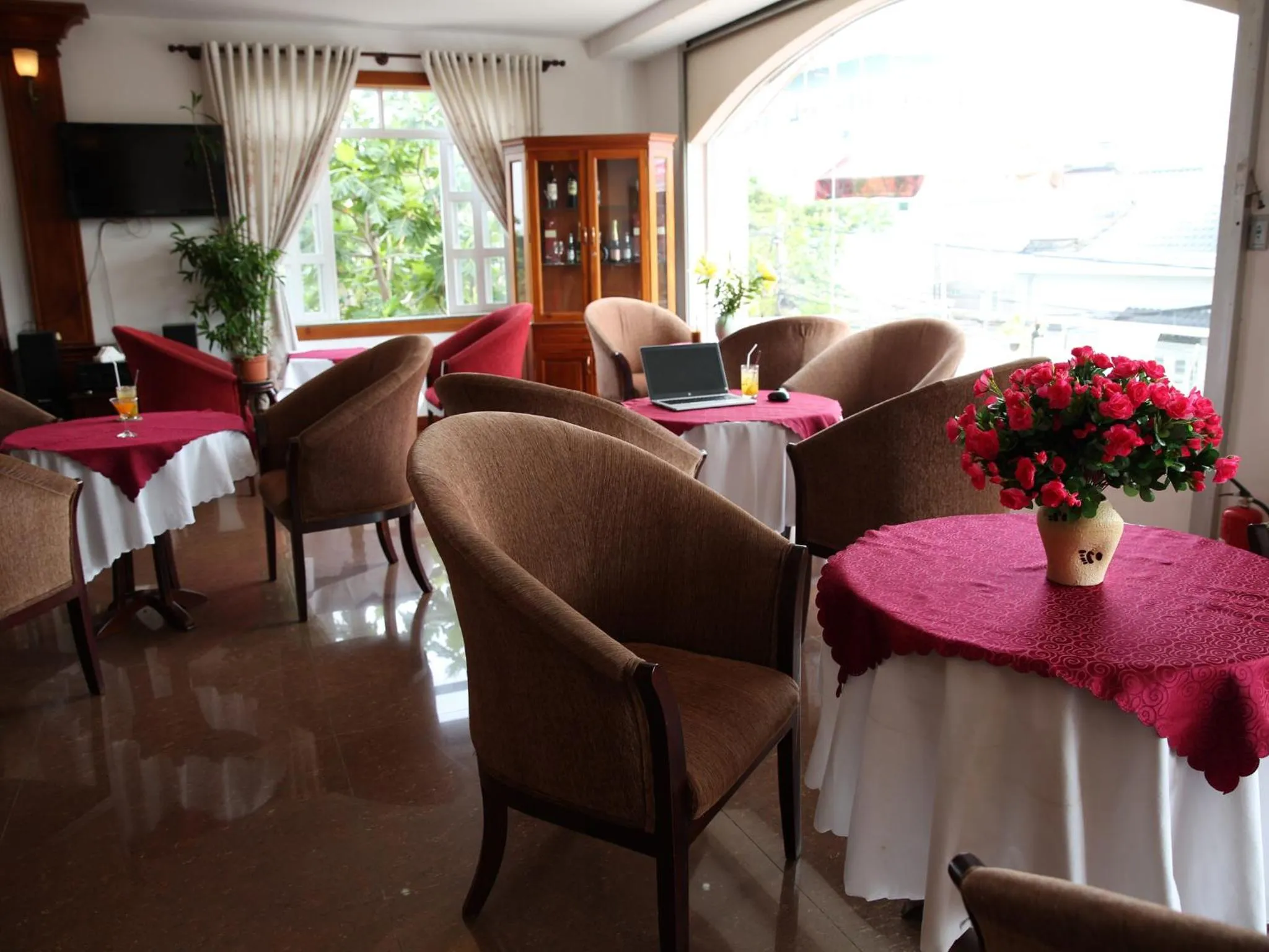 Restaurant/places to eat in Hoa Phat Hotel & Apartment