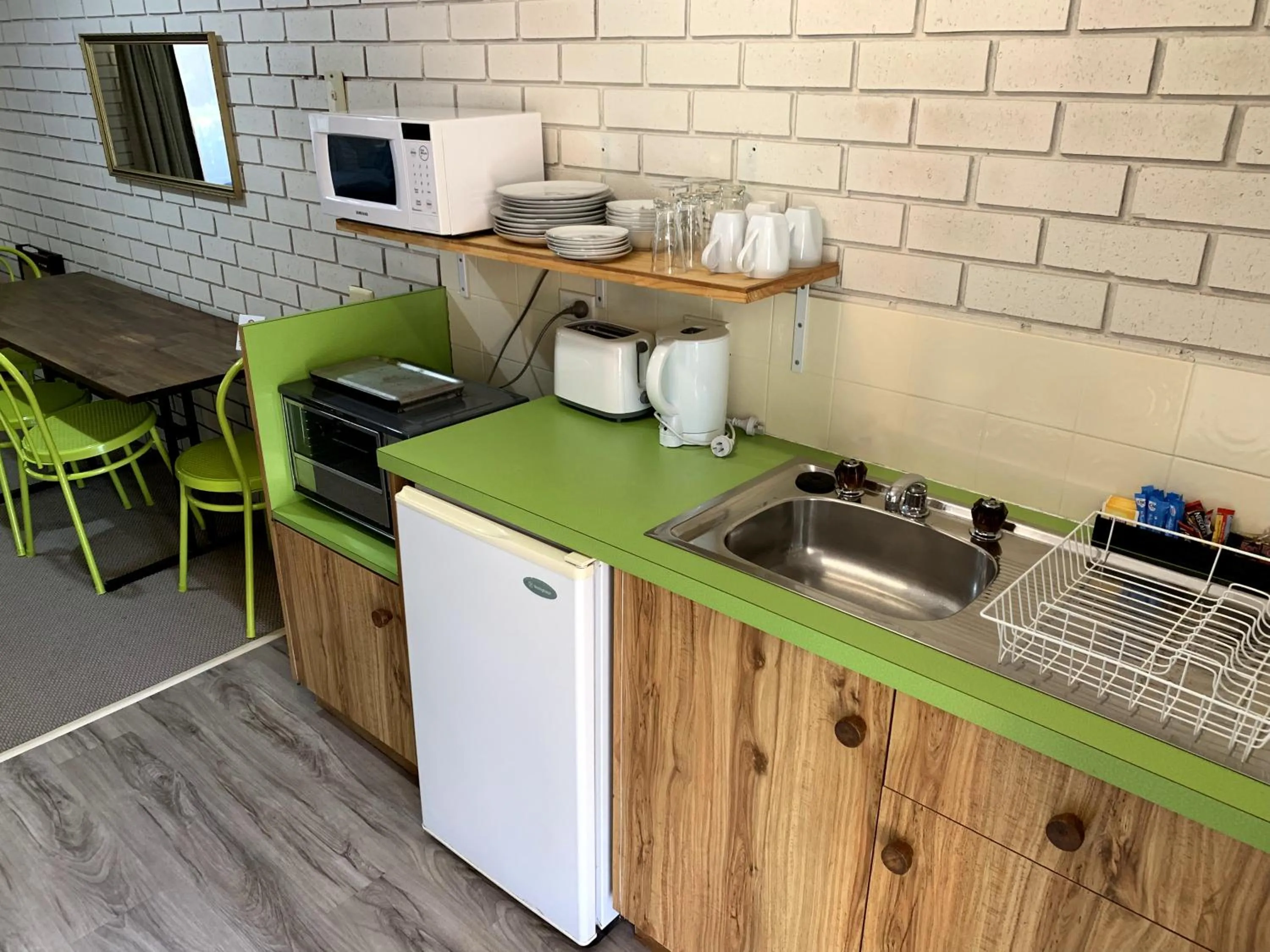 Kitchen or kitchenette in Kingswood Motel