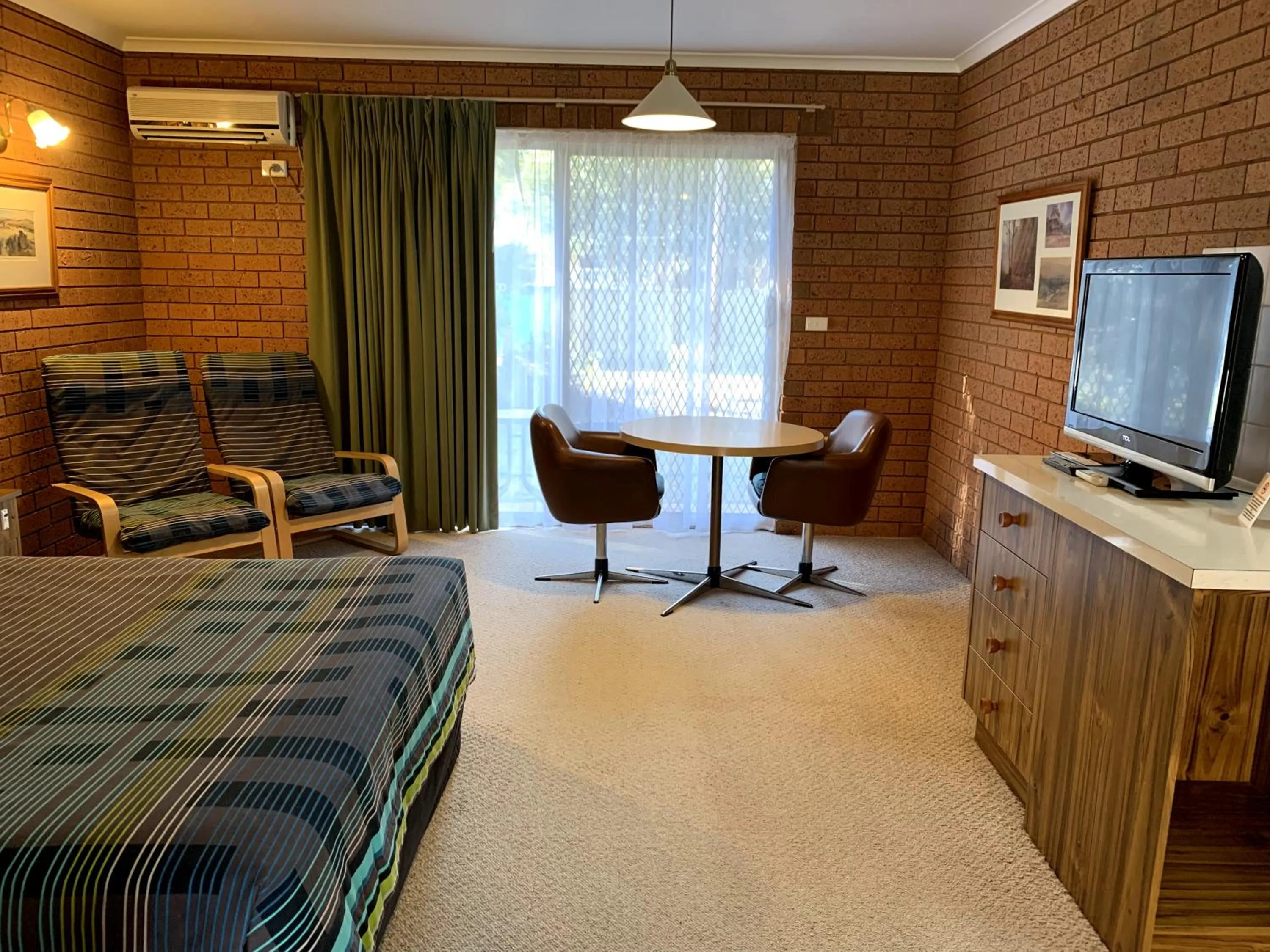 Seating area, Bed in Kingswood Motel