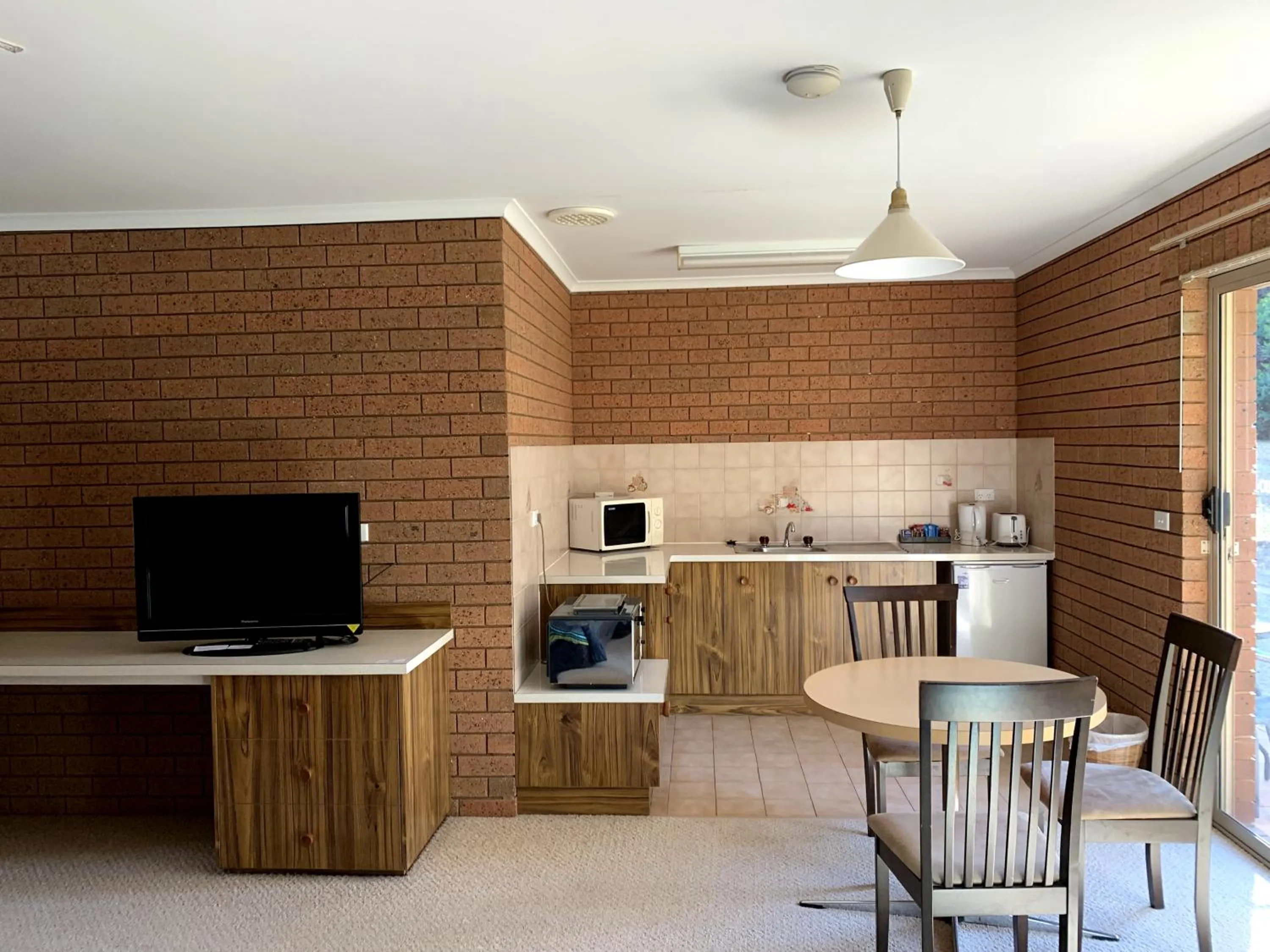 Kitchen or kitchenette in Kingswood Motel