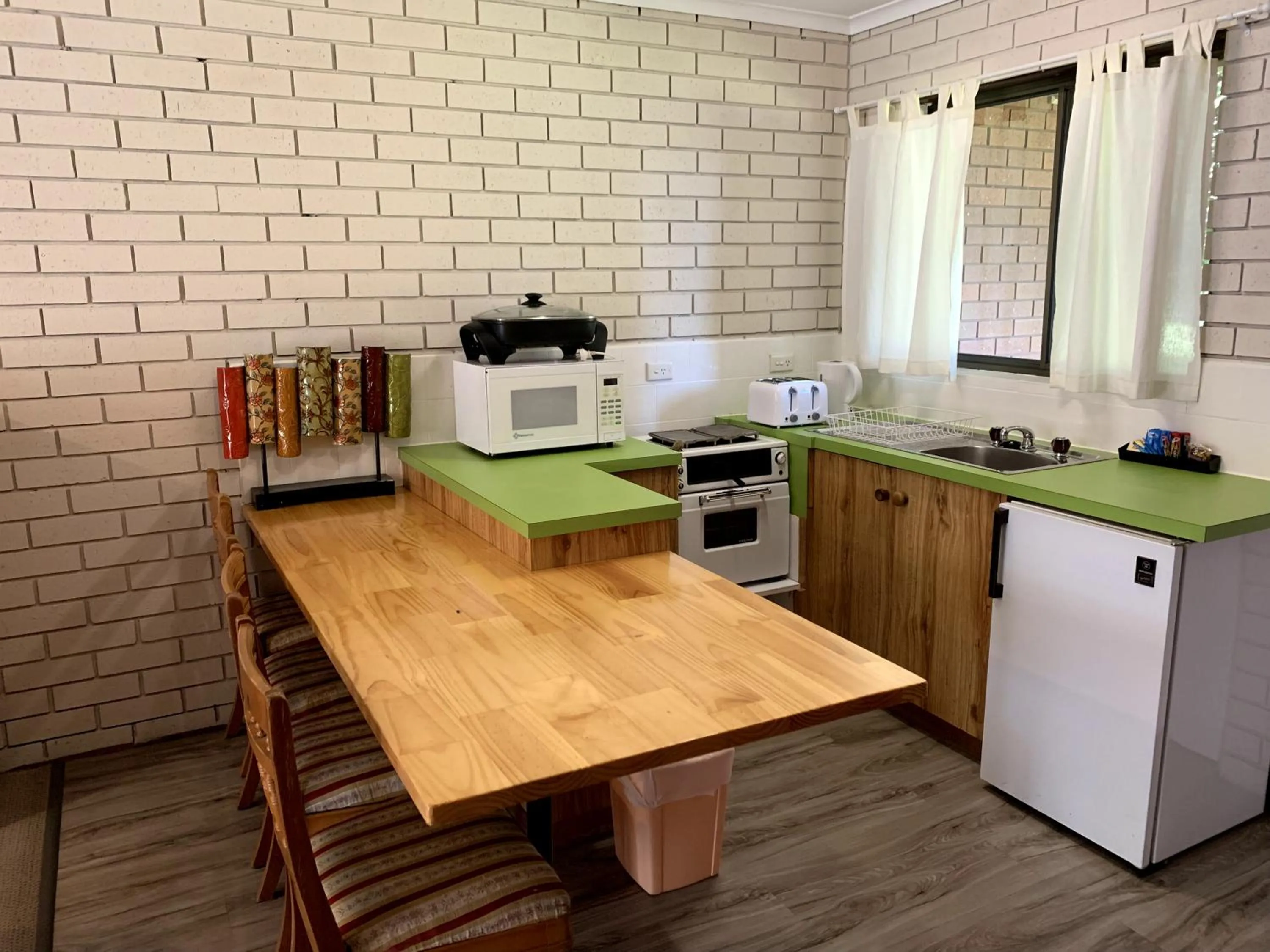 Kitchen or kitchenette in Kingswood Motel