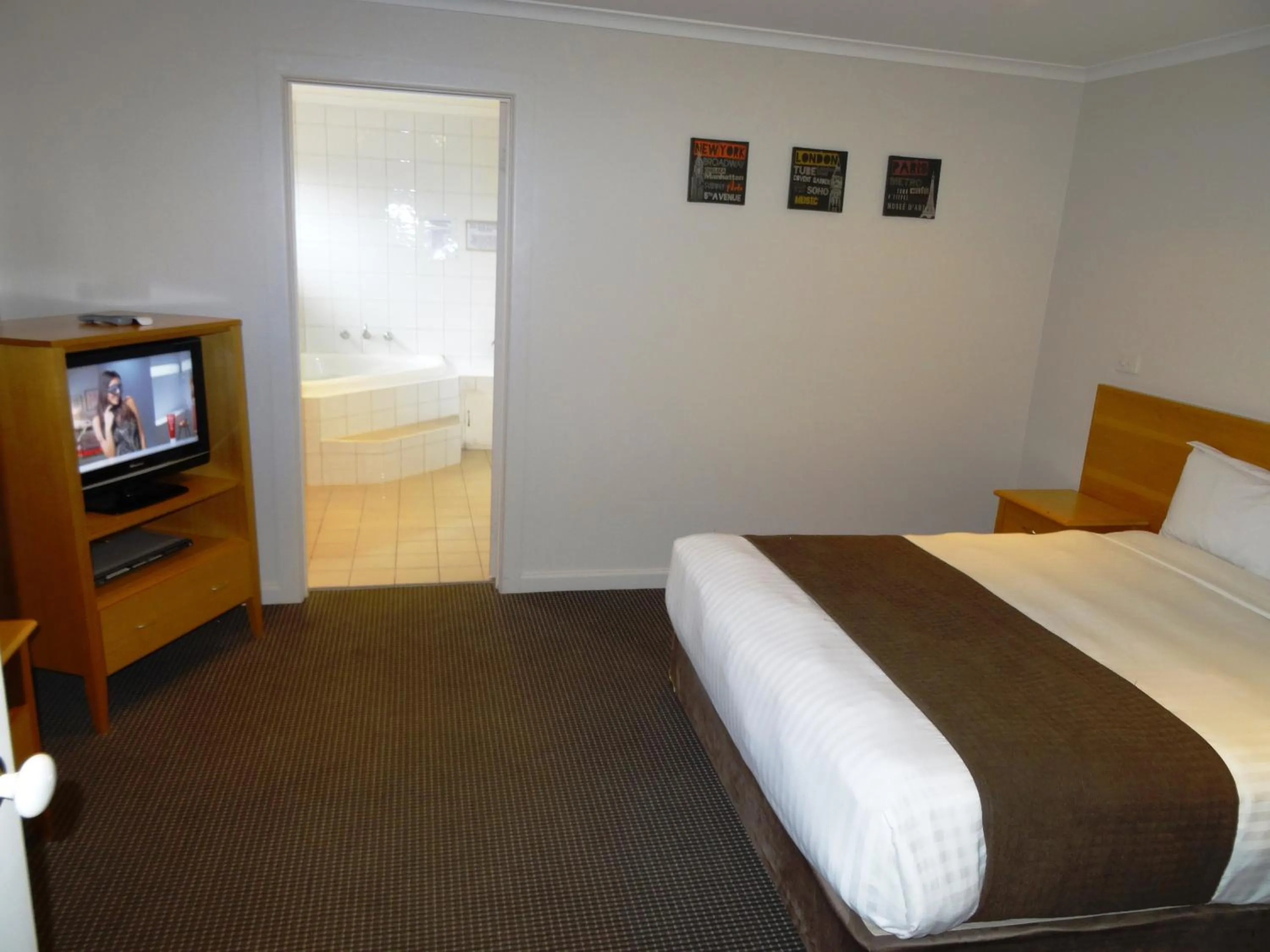 Bathroom, Bed in Sunshine Motor Inn