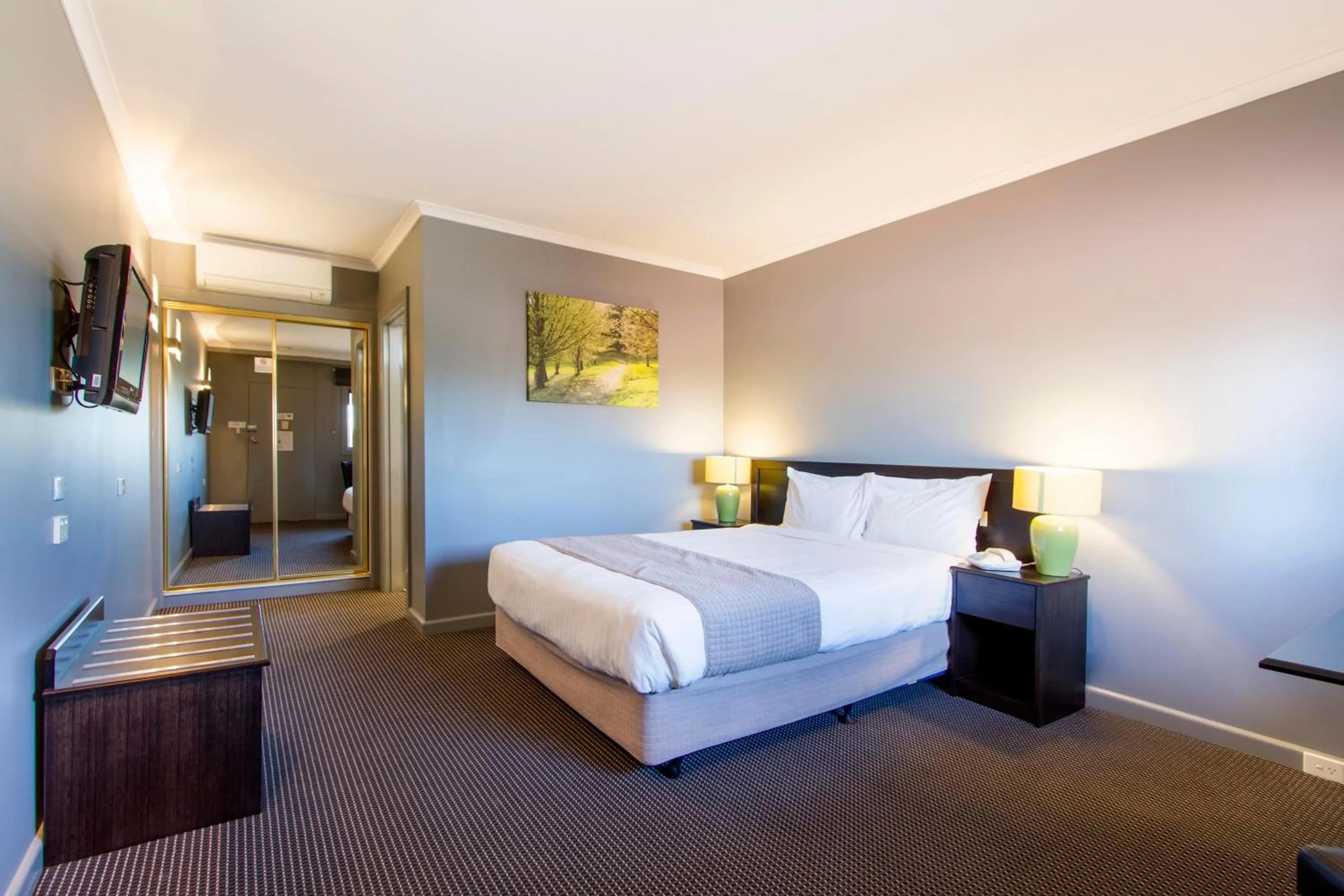 Bed in Sunshine Motor Inn