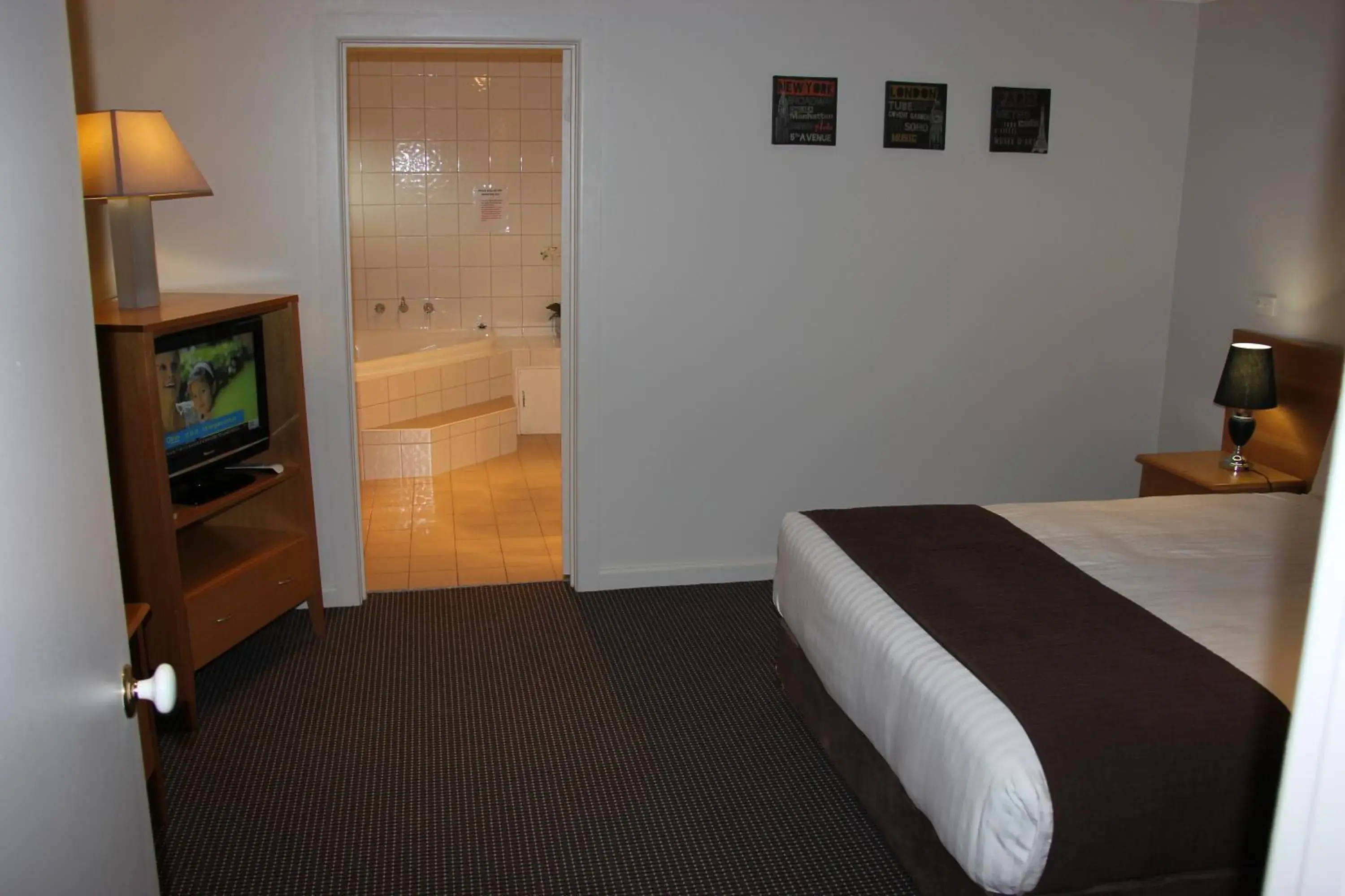 Executive Suite with Spa Bath in Sunshine Motor Inn Executive Suite with Spa Bath in Sunshine Motor Inn