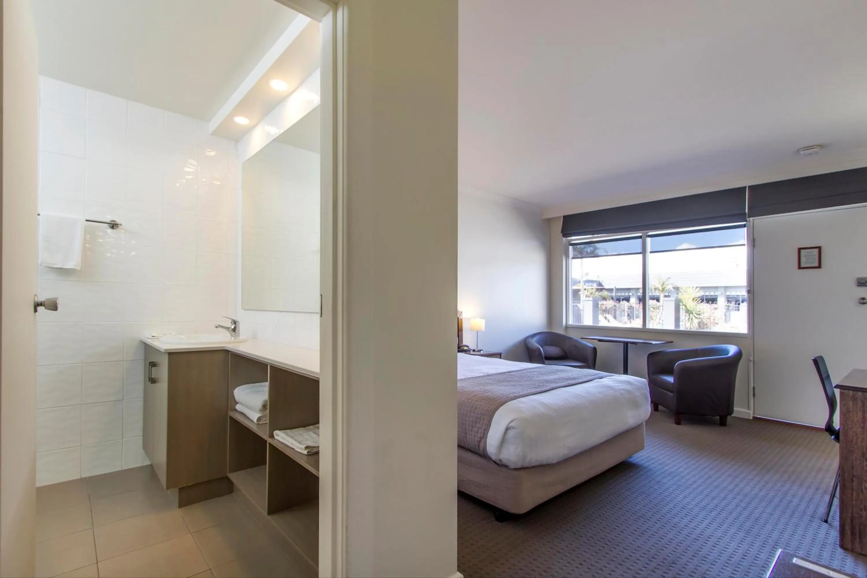 Bed in Sunshine Motor Inn