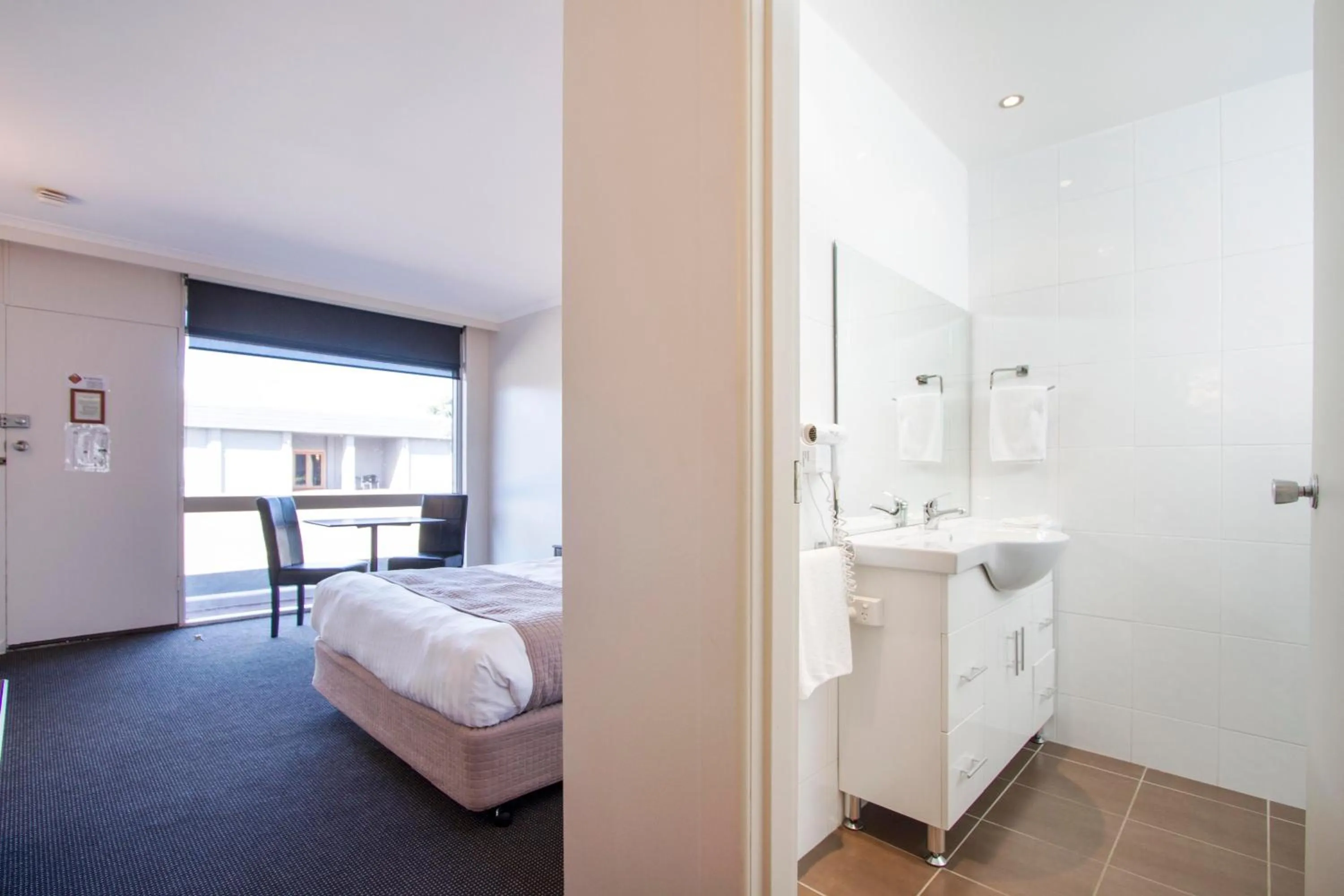 Bed in Sunshine Motor Inn