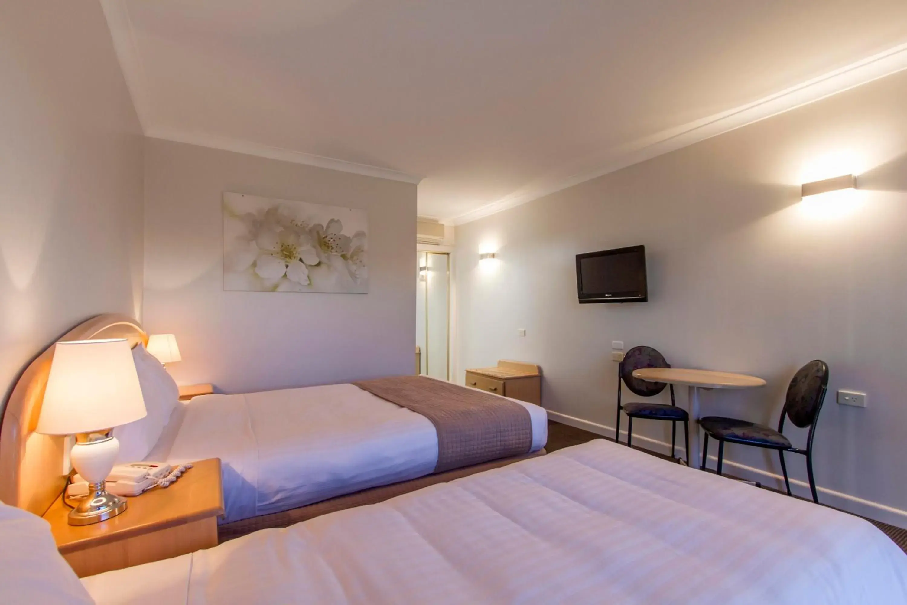 Bed in Sunshine Motor Inn Bed in Sunshine Motor Inn