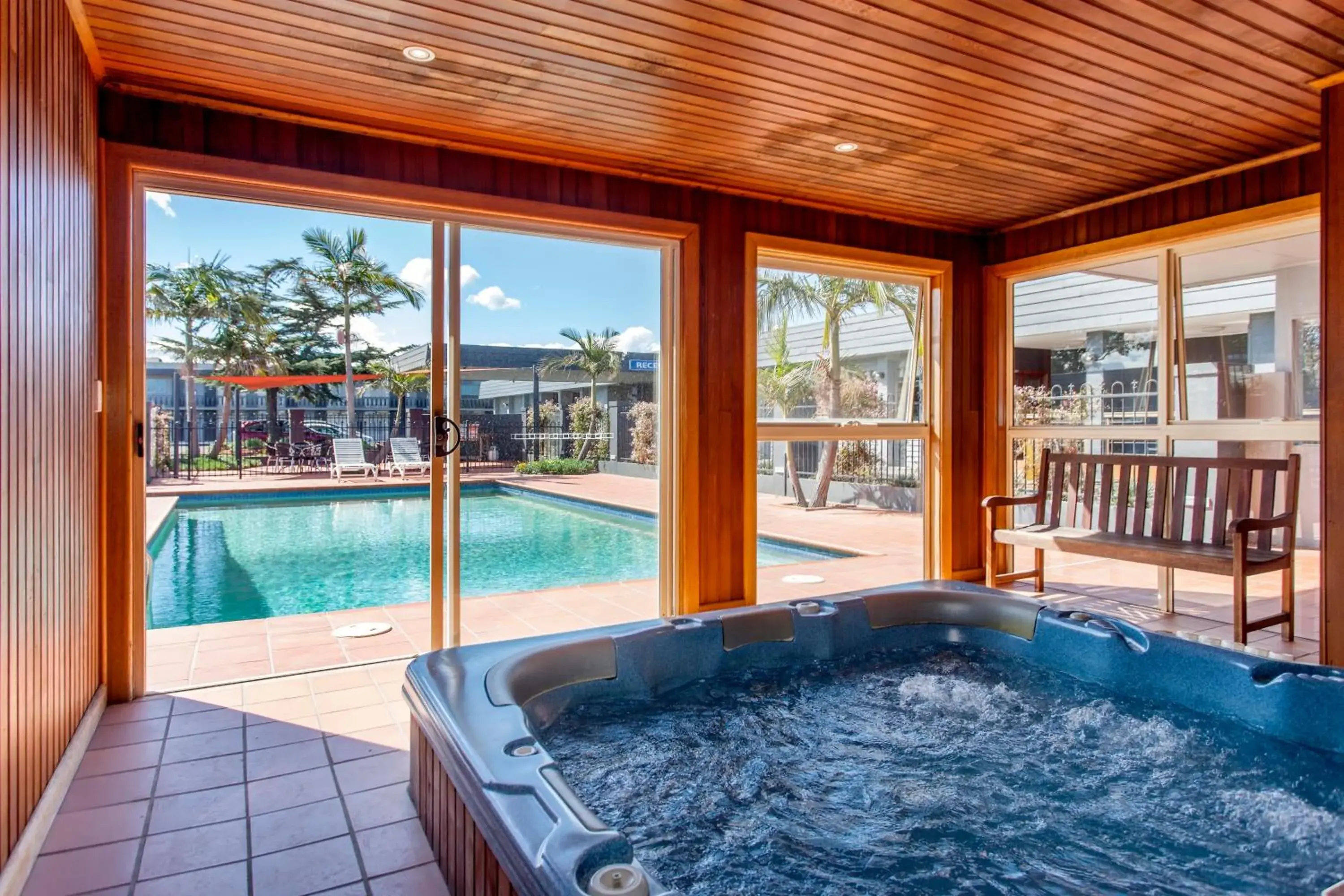 Swimming pool in Sunshine Motor Inn Swimming pool in Sunshine Motor Inn